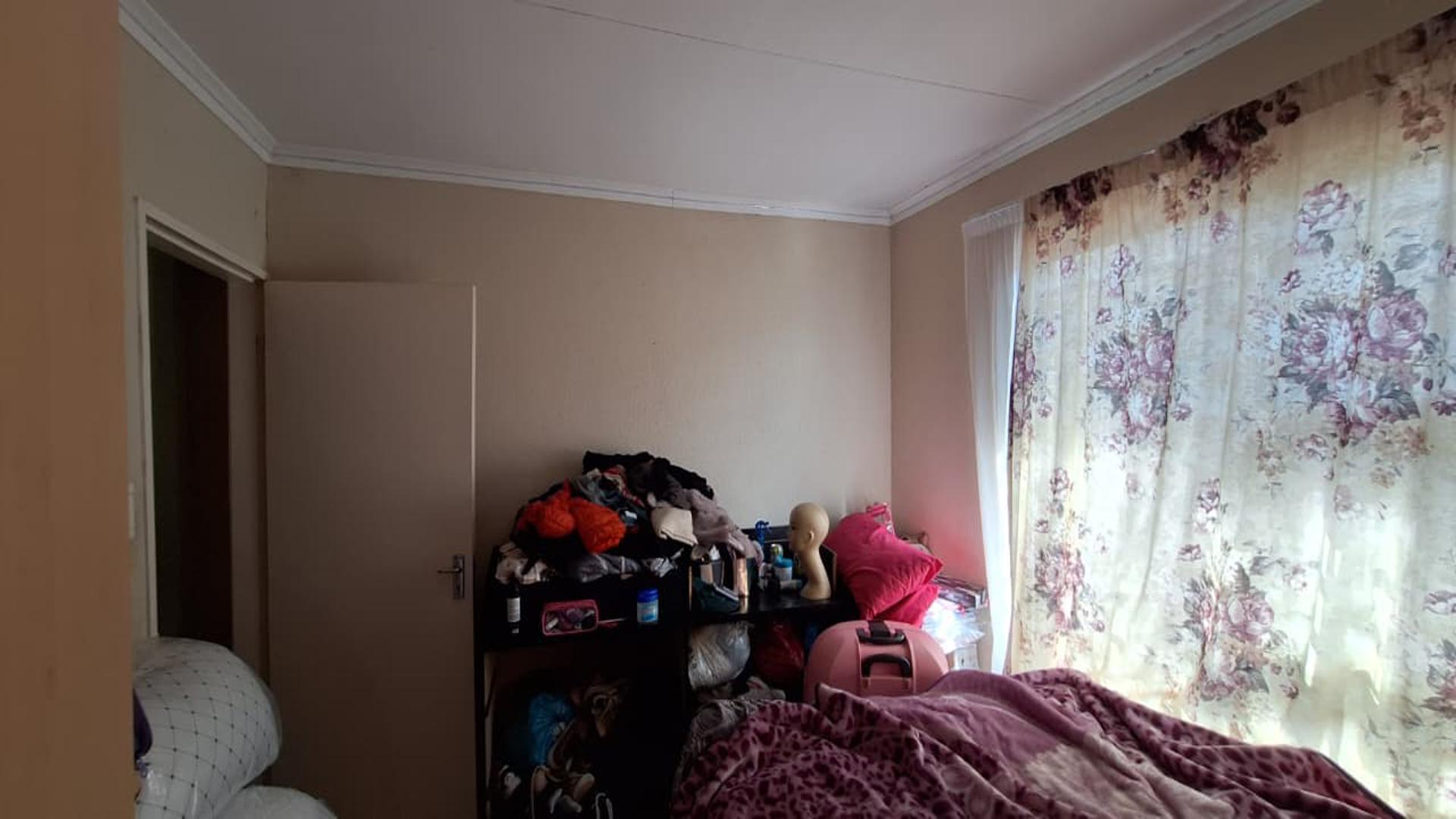Bed Room 1 - 12 square meters of property in Alliance