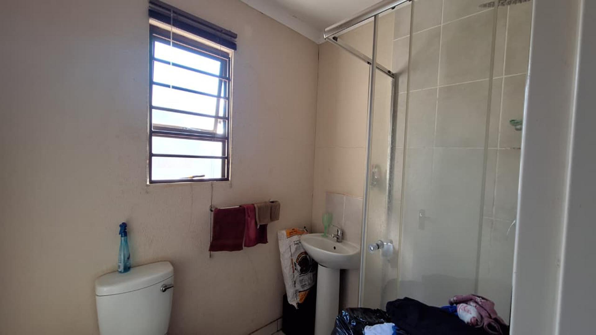 Bathroom 1 - 5 square meters of property in Alliance