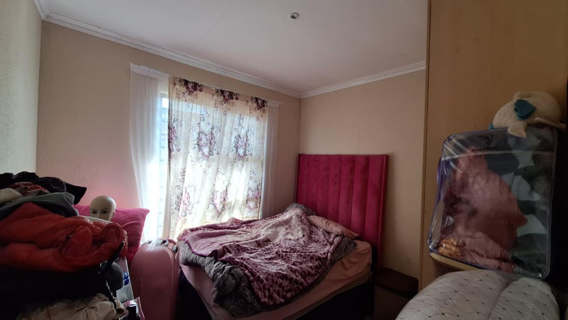 Bed Room 1 - 12 square meters of property in Alliance