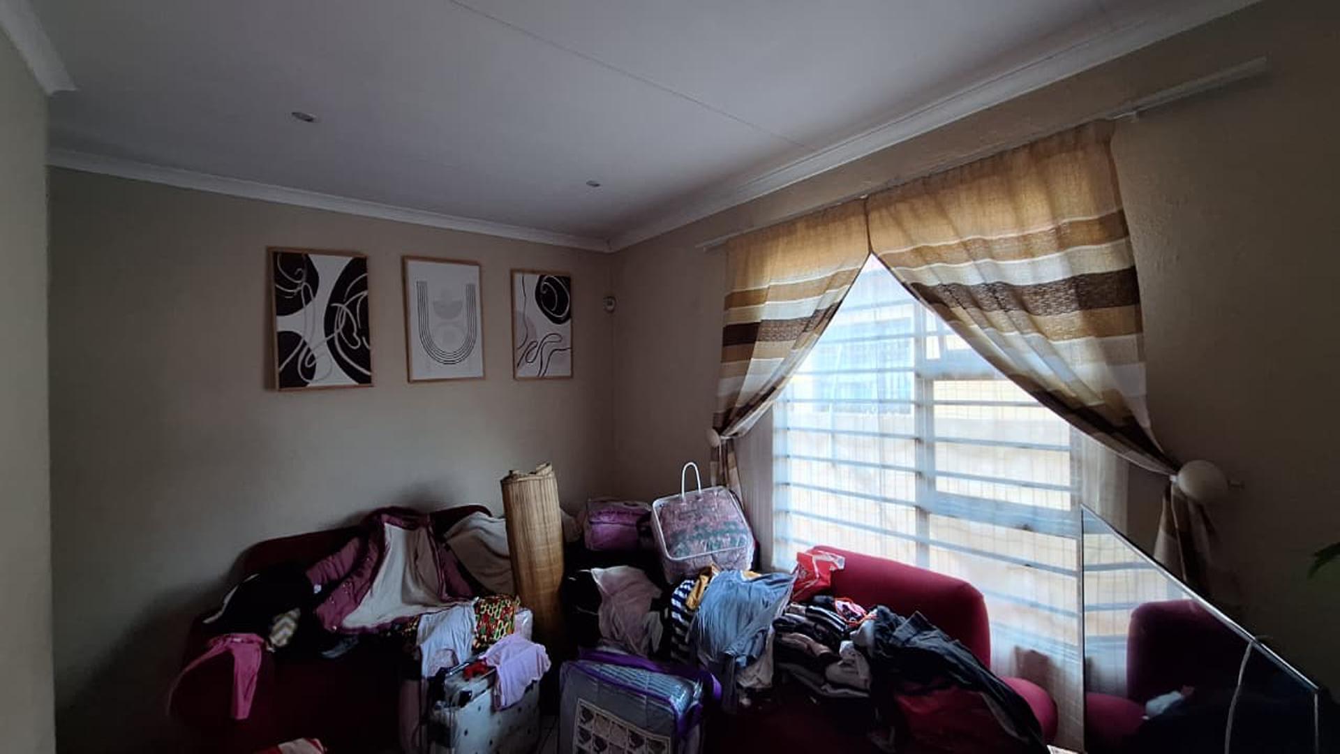 Lounges - 15 square meters of property in Alliance