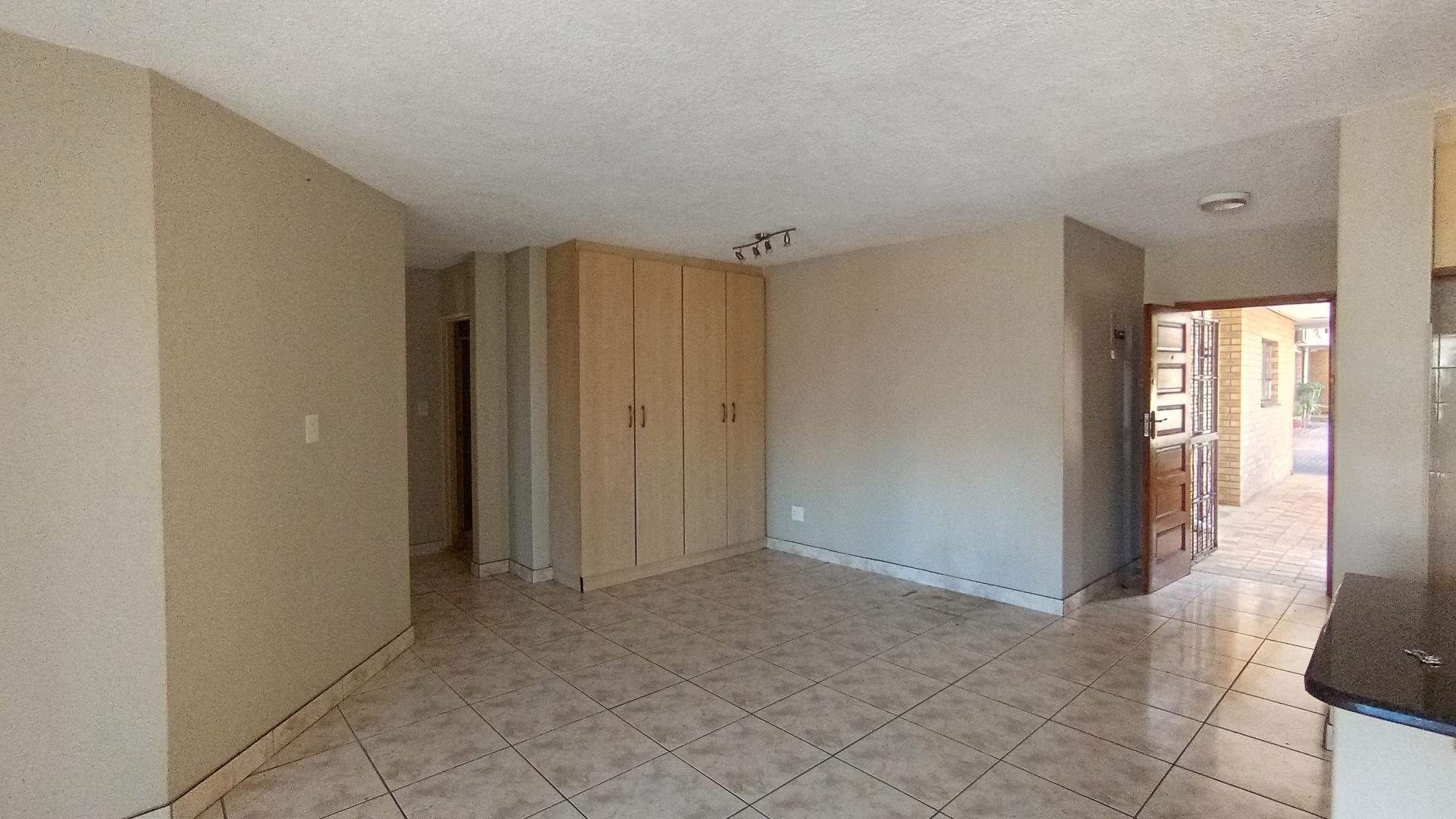 Dining Room - 16 square meters of property in Amanzimtoti 