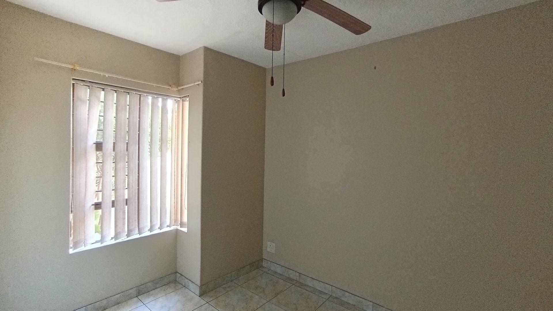 Bed Room 1 - 23 square meters of property in Amanzimtoti 