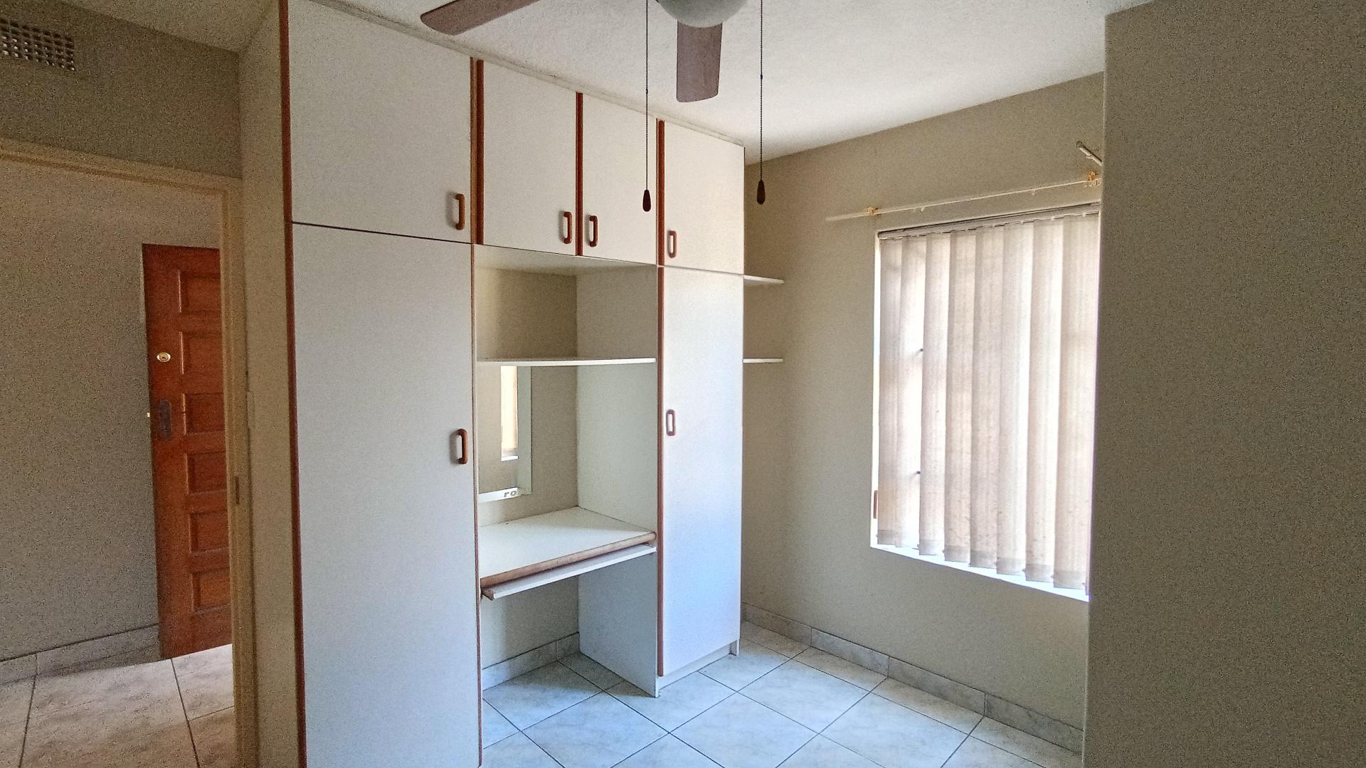 Bed Room 1 - 23 square meters of property in Amanzimtoti 