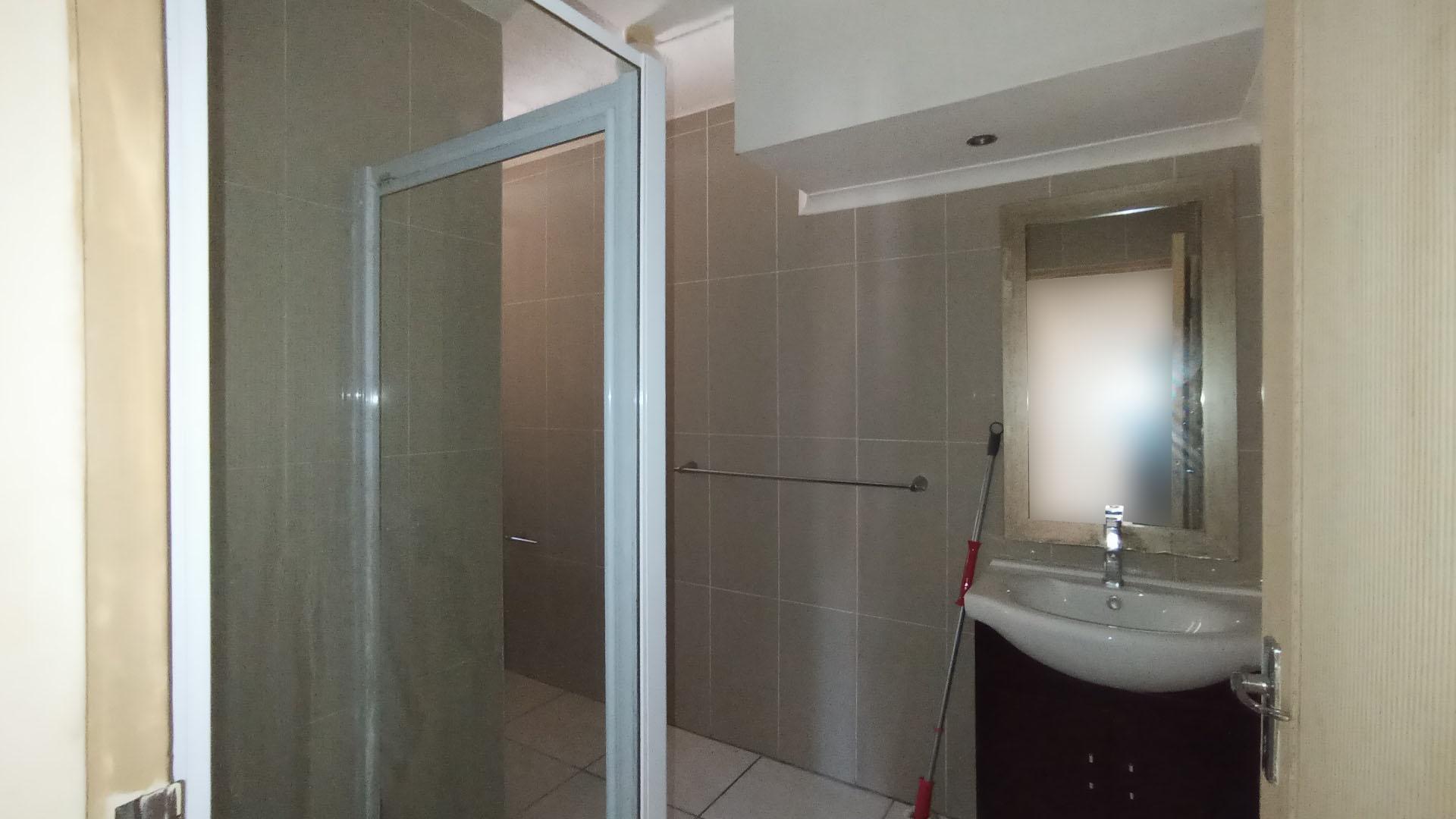 Bathroom 1 - 7 square meters of property in Amanzimtoti 