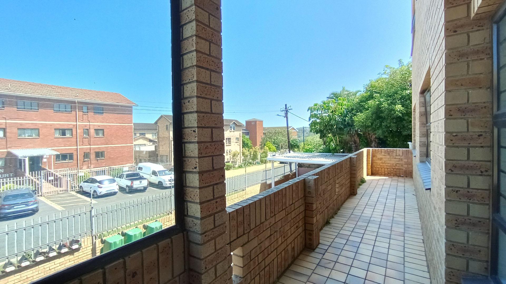 Balcony - 12 square meters of property in Amanzimtoti 