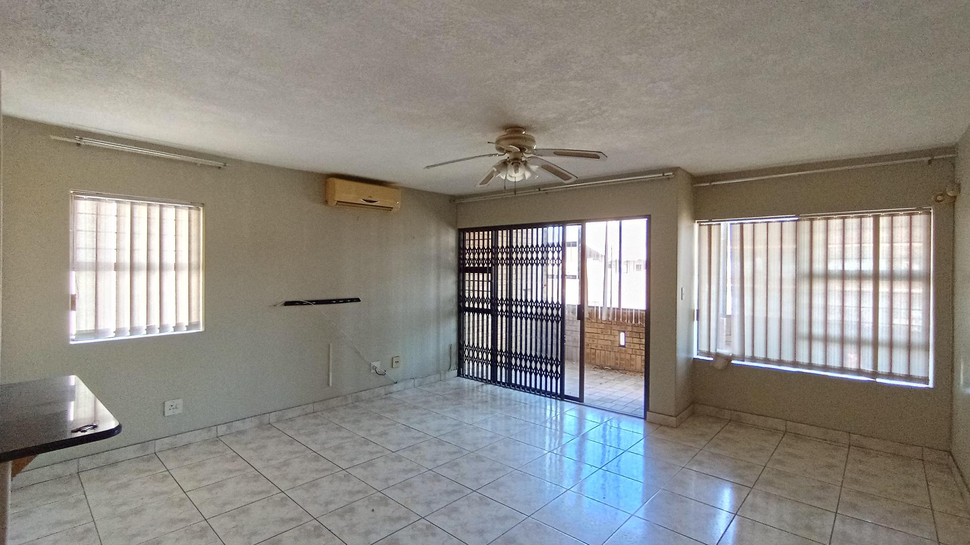 Lounges - 24 square meters of property in Amanzimtoti 