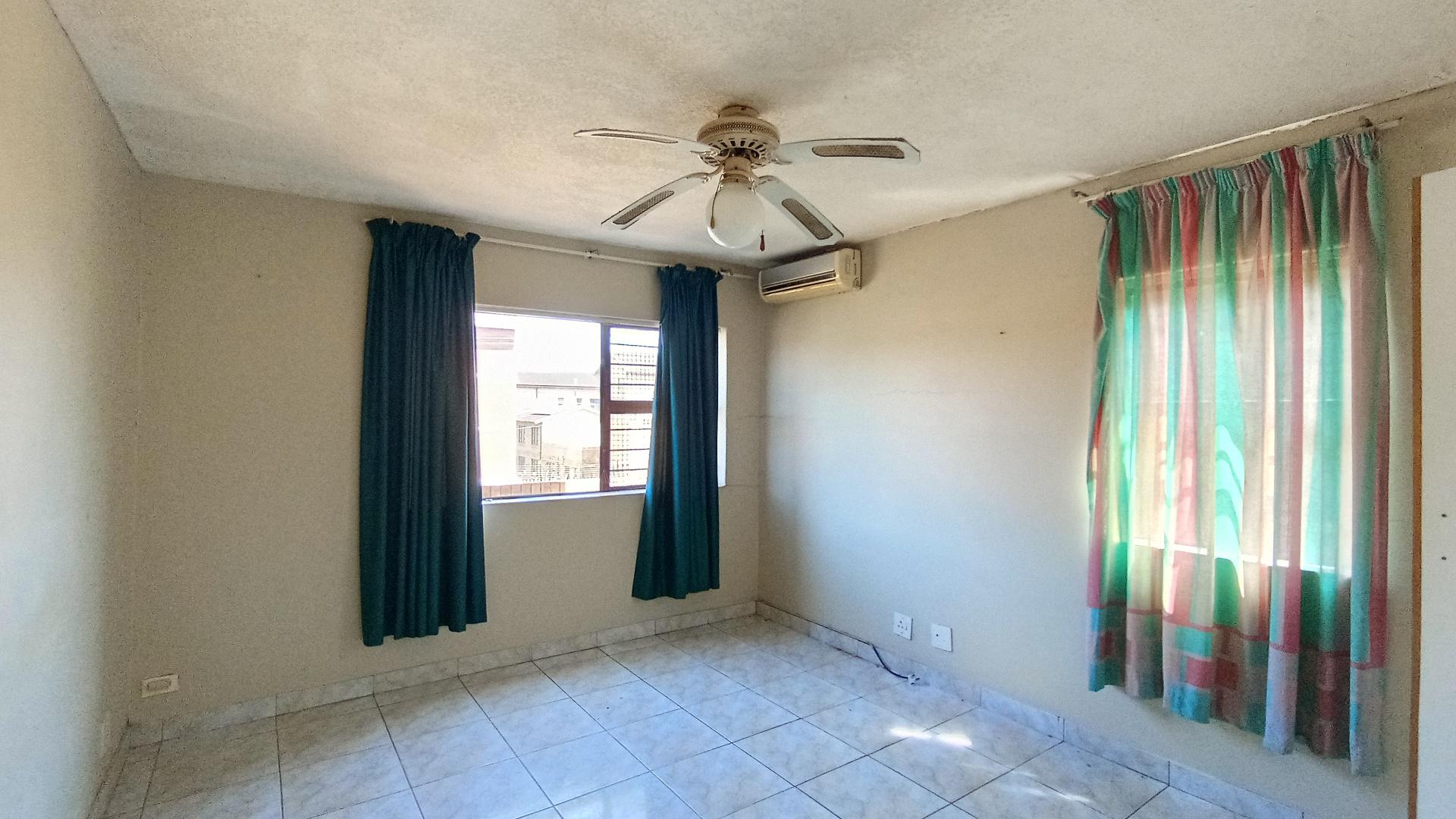 Main Bedroom - 18 square meters of property in Amanzimtoti 