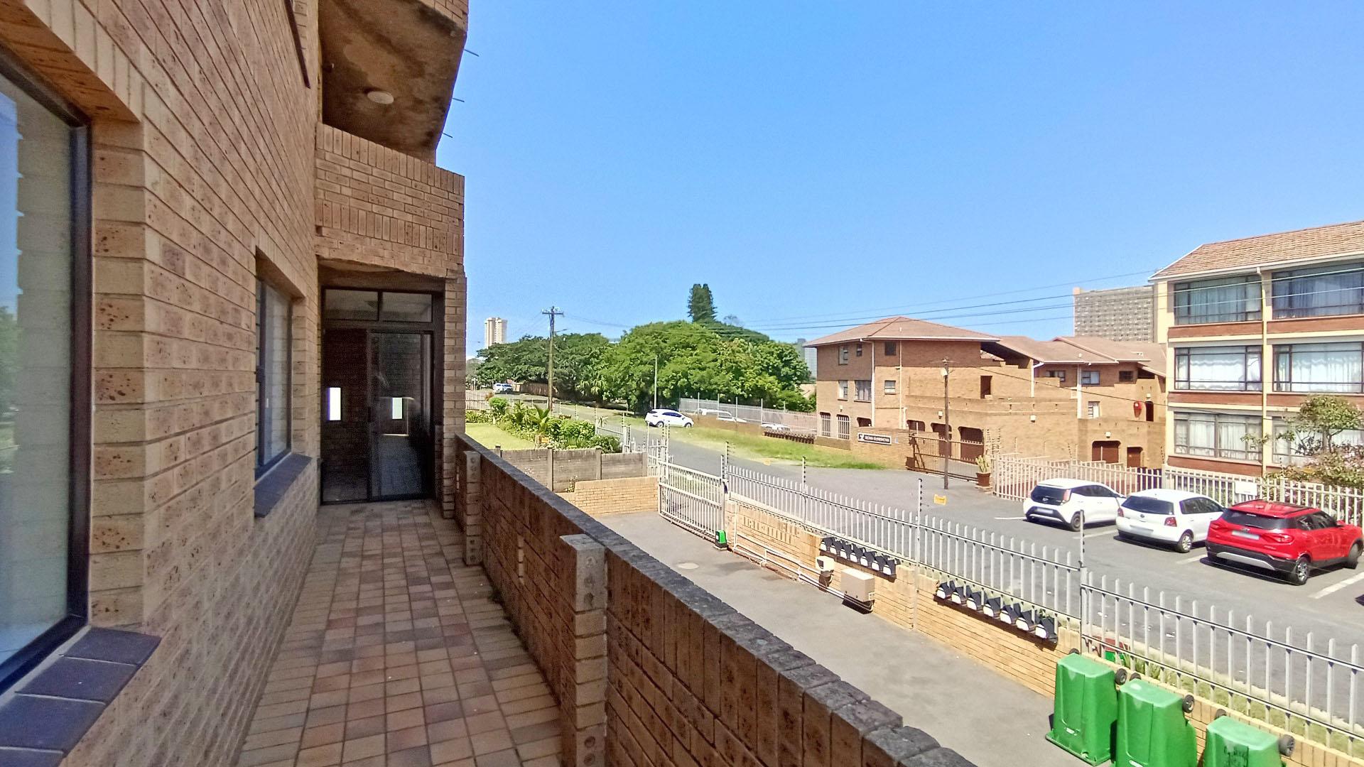 Balcony - 12 square meters of property in Amanzimtoti 