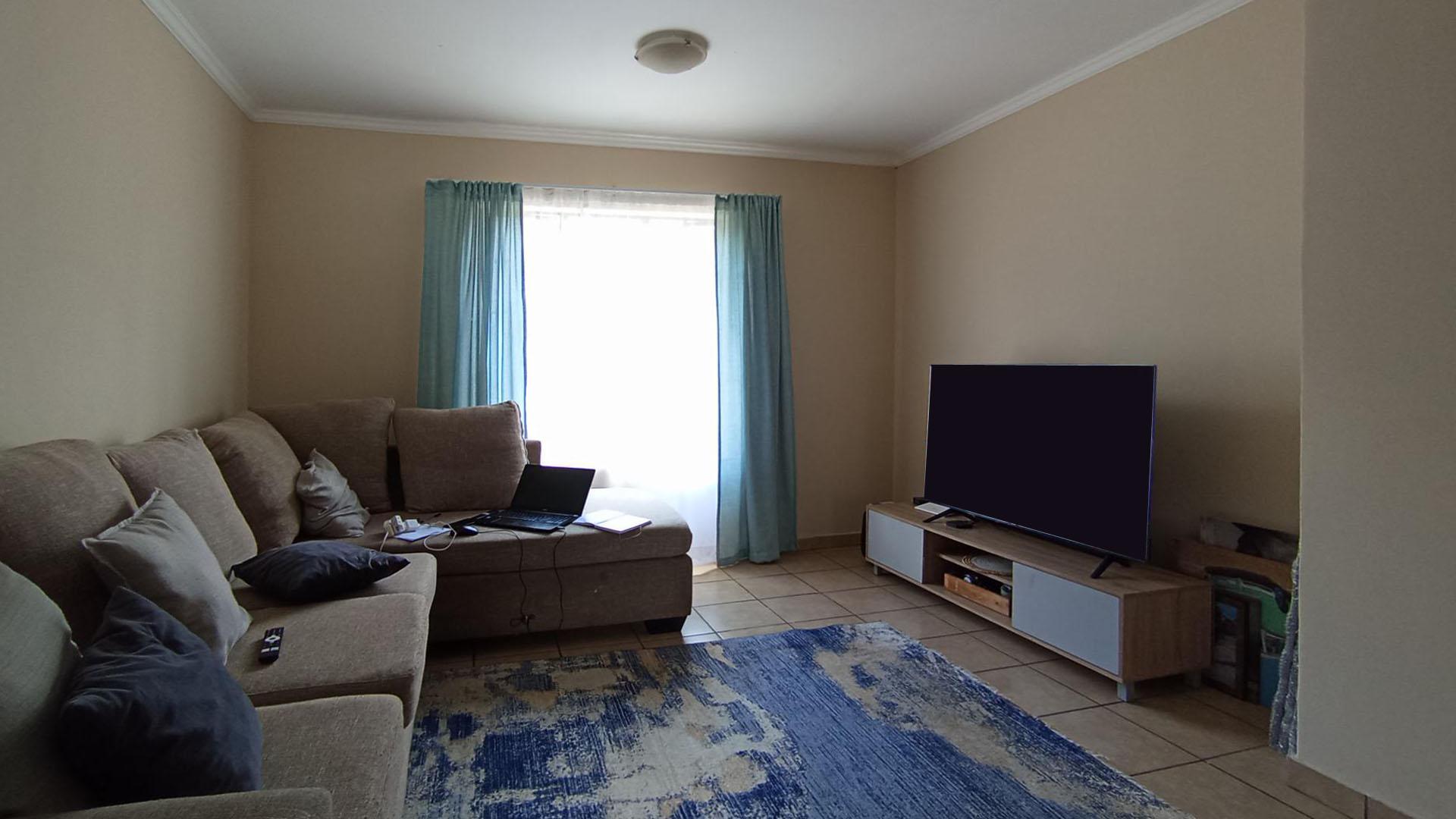 Lounges - 19 square meters of property in Noordwyk