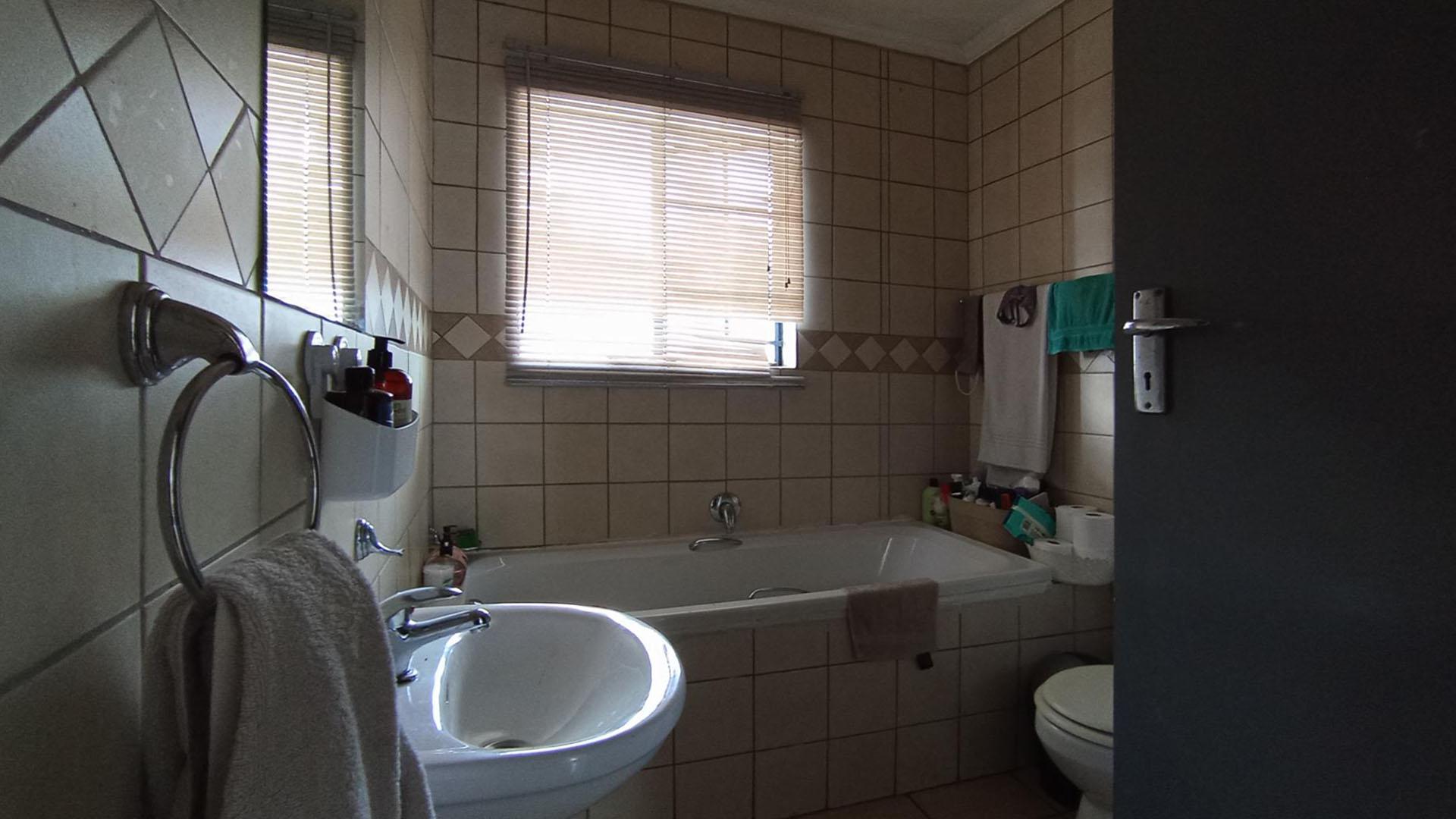 Bathroom 1 - 6 square meters of property in Noordwyk
