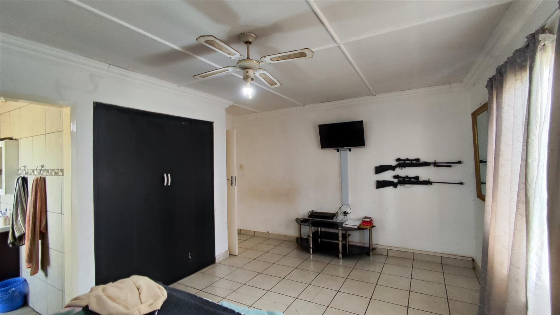 Main Bedroom - 20 square meters of property in Spaarwater