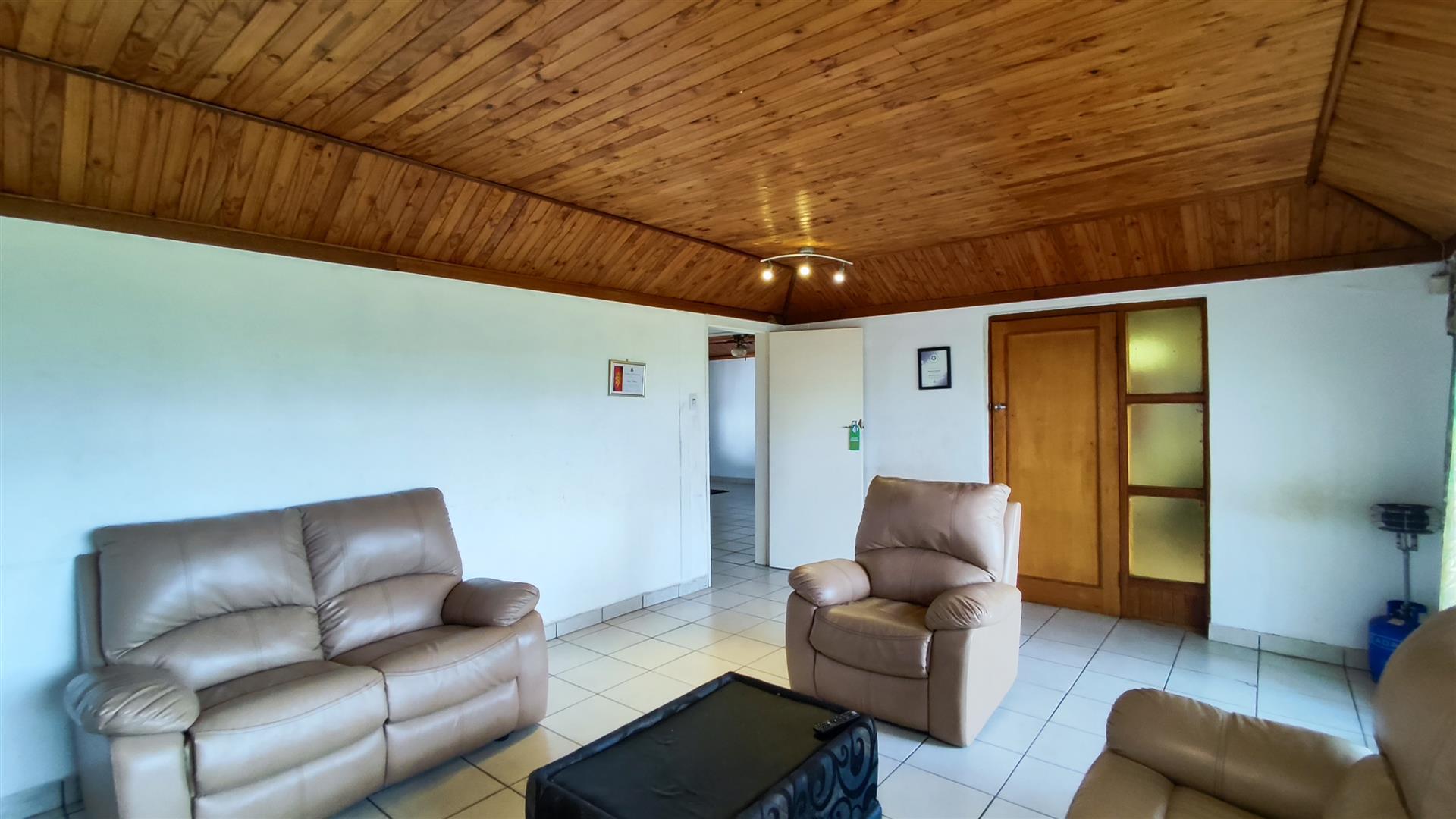 Lounges - 22 square meters of property in Spaarwater