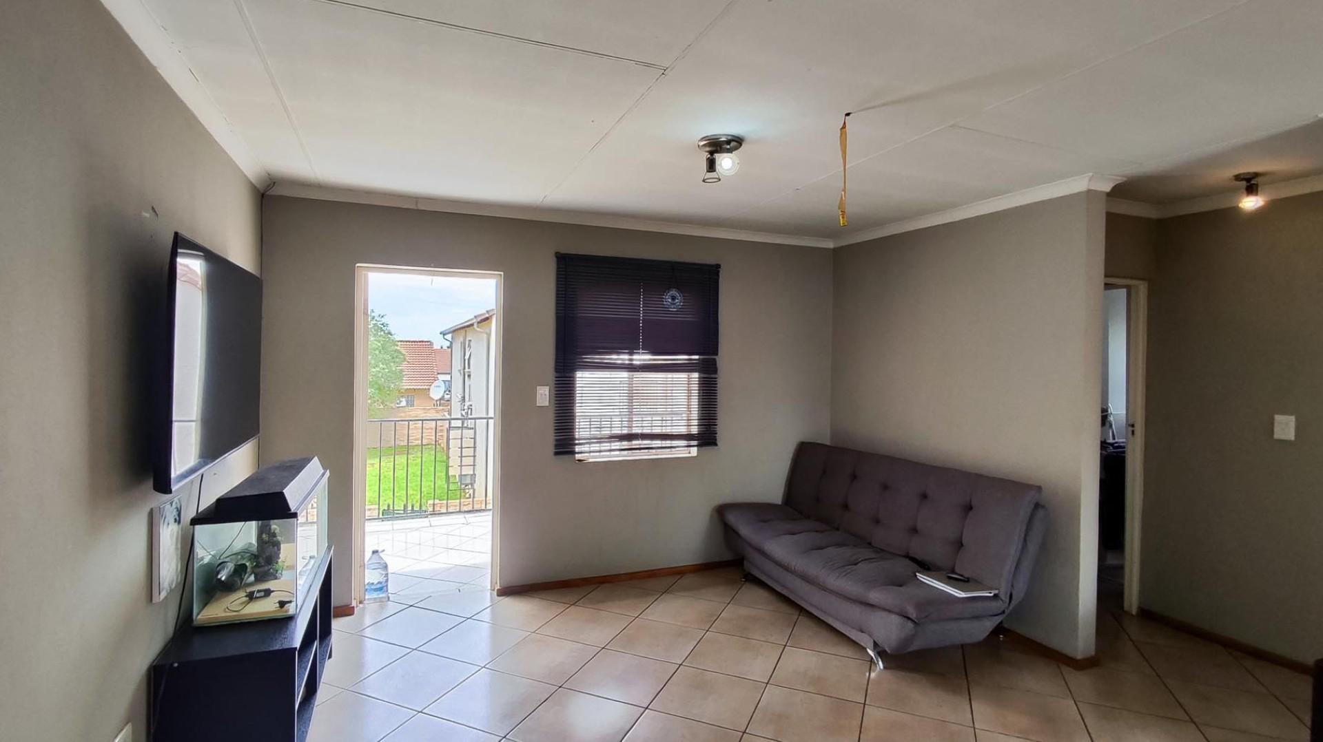 Lounges - 18 square meters of property in Albertsdal