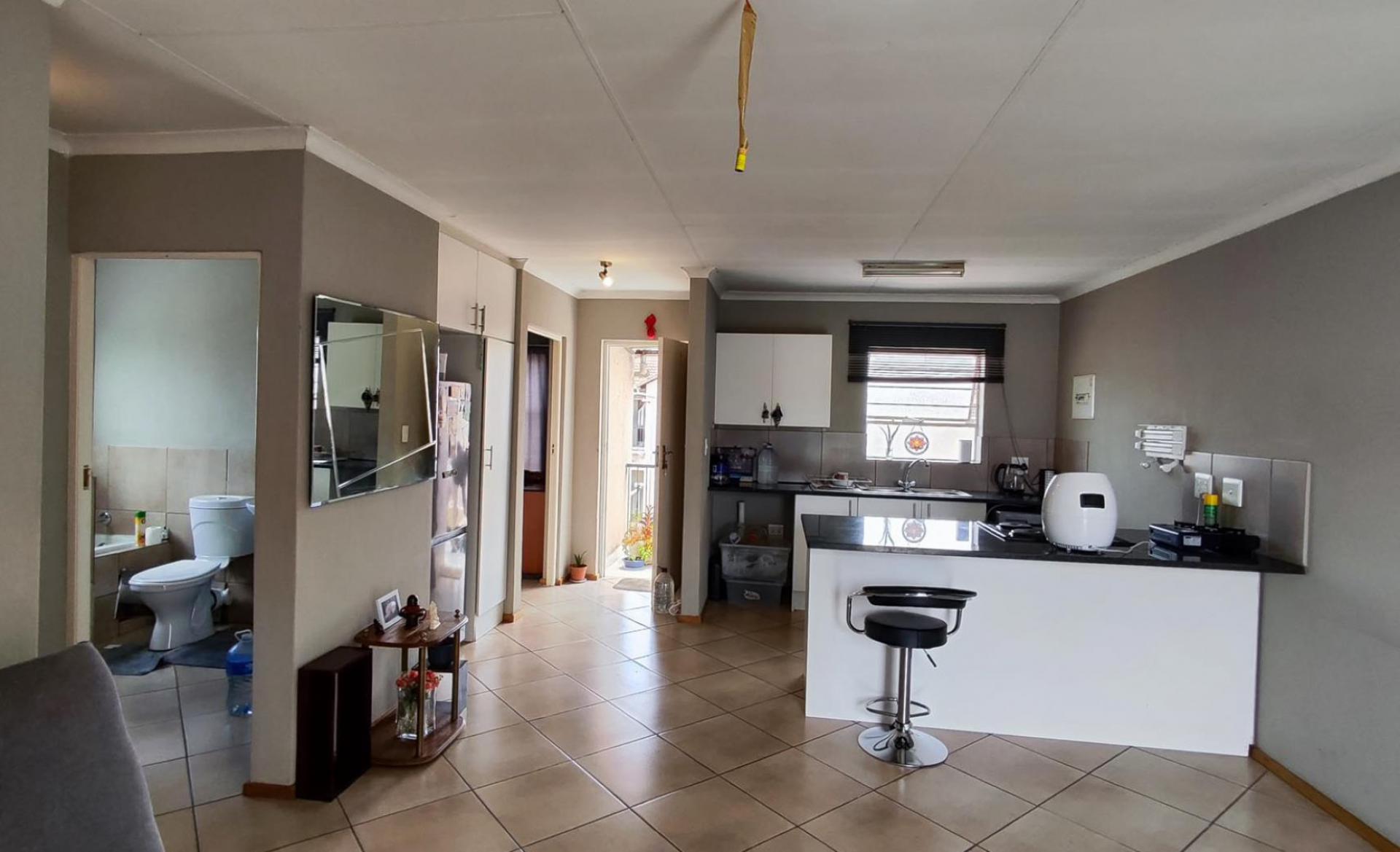 Lounges - 18 square meters of property in Albertsdal