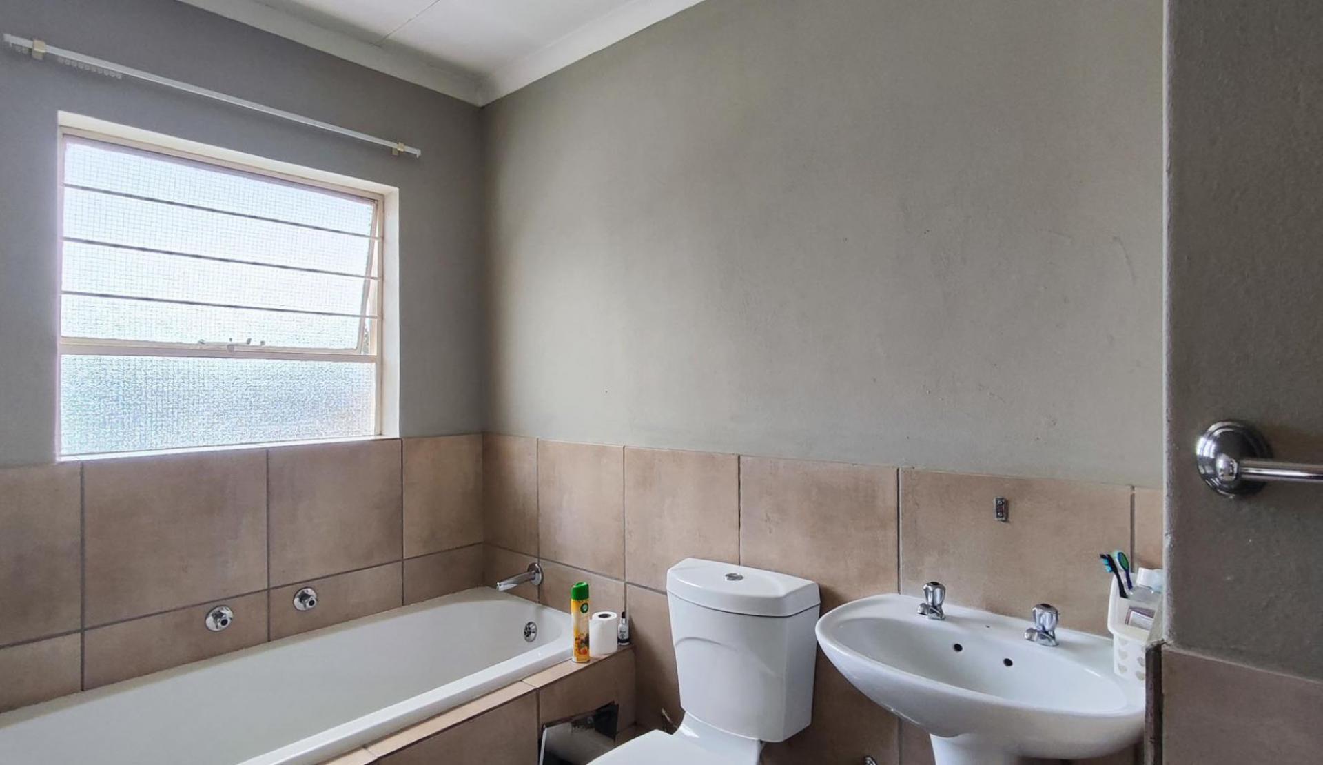 Bathroom 1 - 5 square meters of property in Albertsdal