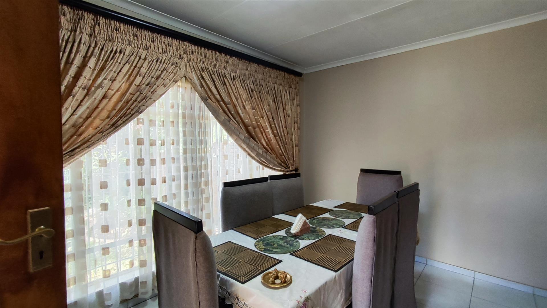 Dining Room of property in Edleen