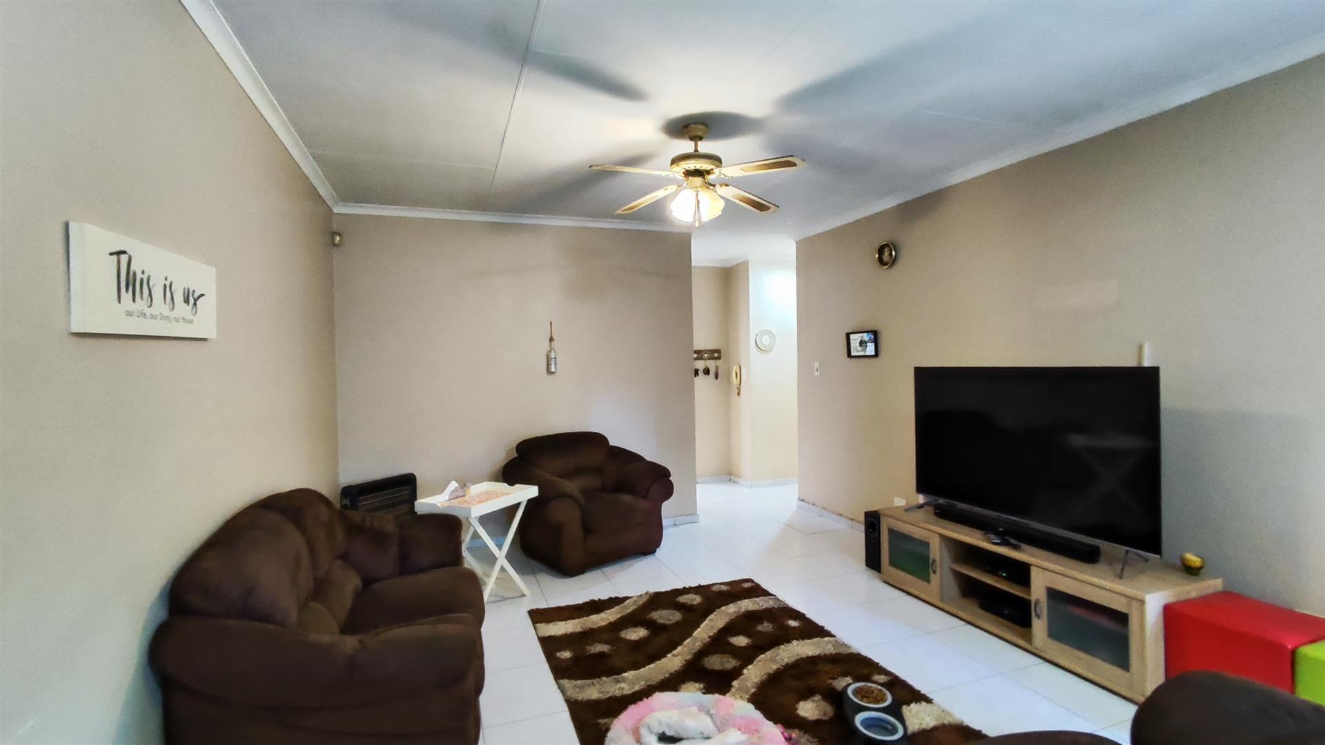 Lounges - 30 square meters of property in Edleen