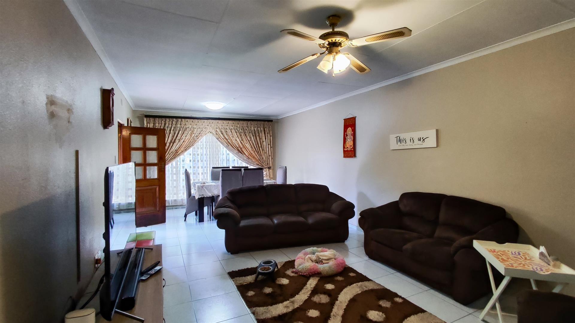 Lounges - 30 square meters of property in Edleen