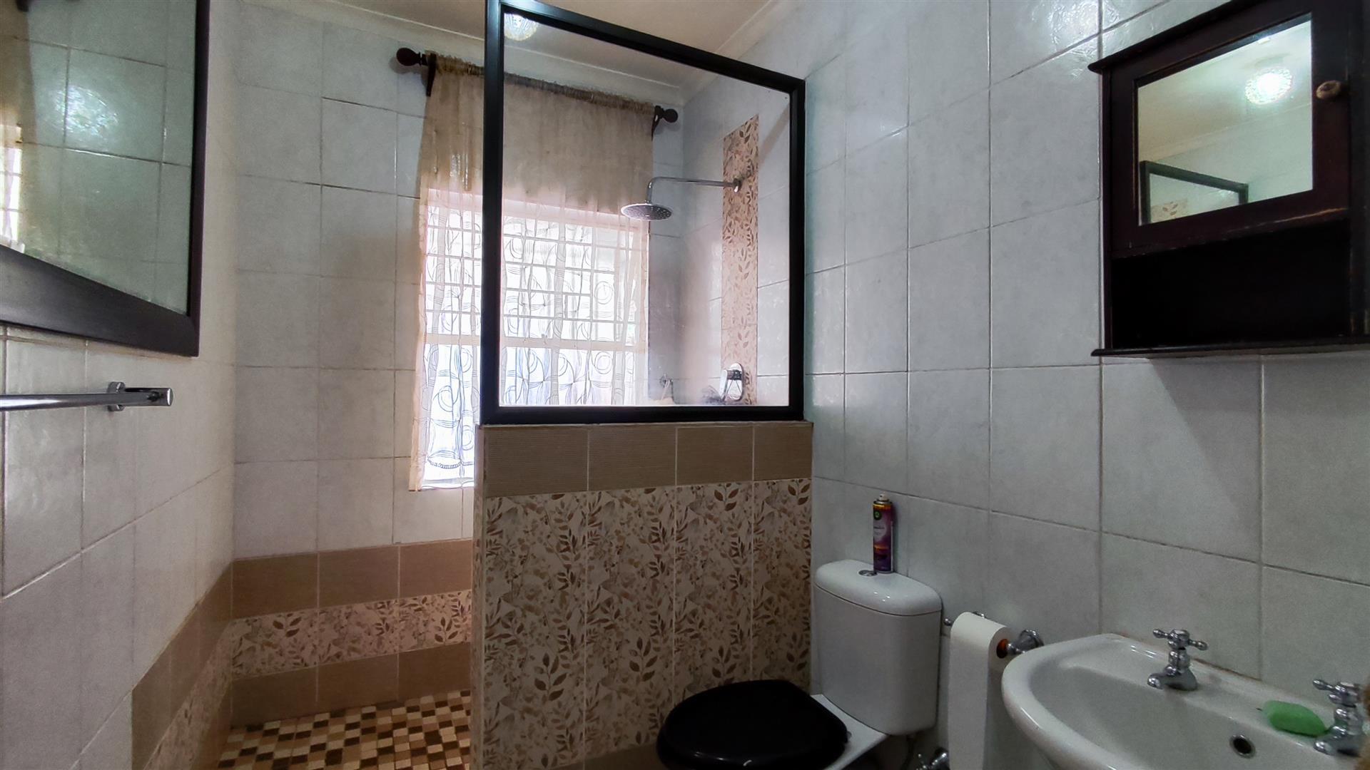Bathroom 1 - 5 square meters of property in Edleen