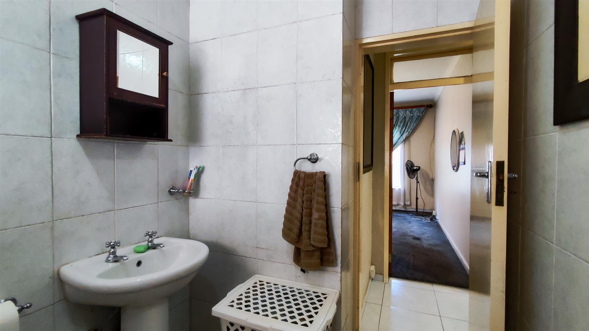 Bathroom 1 - 5 square meters of property in Edleen