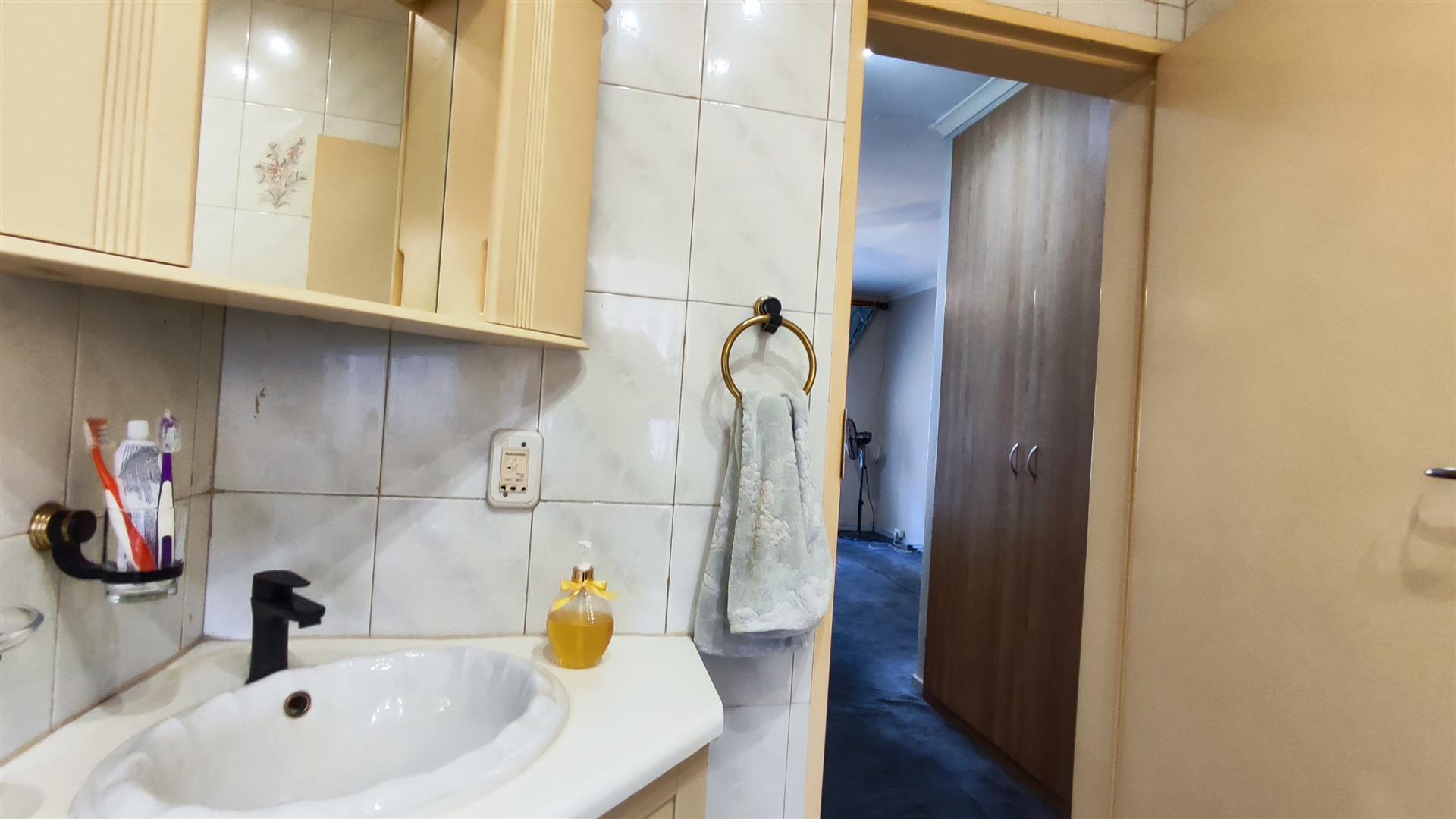 Bathroom 1 - 5 square meters of property in Edleen