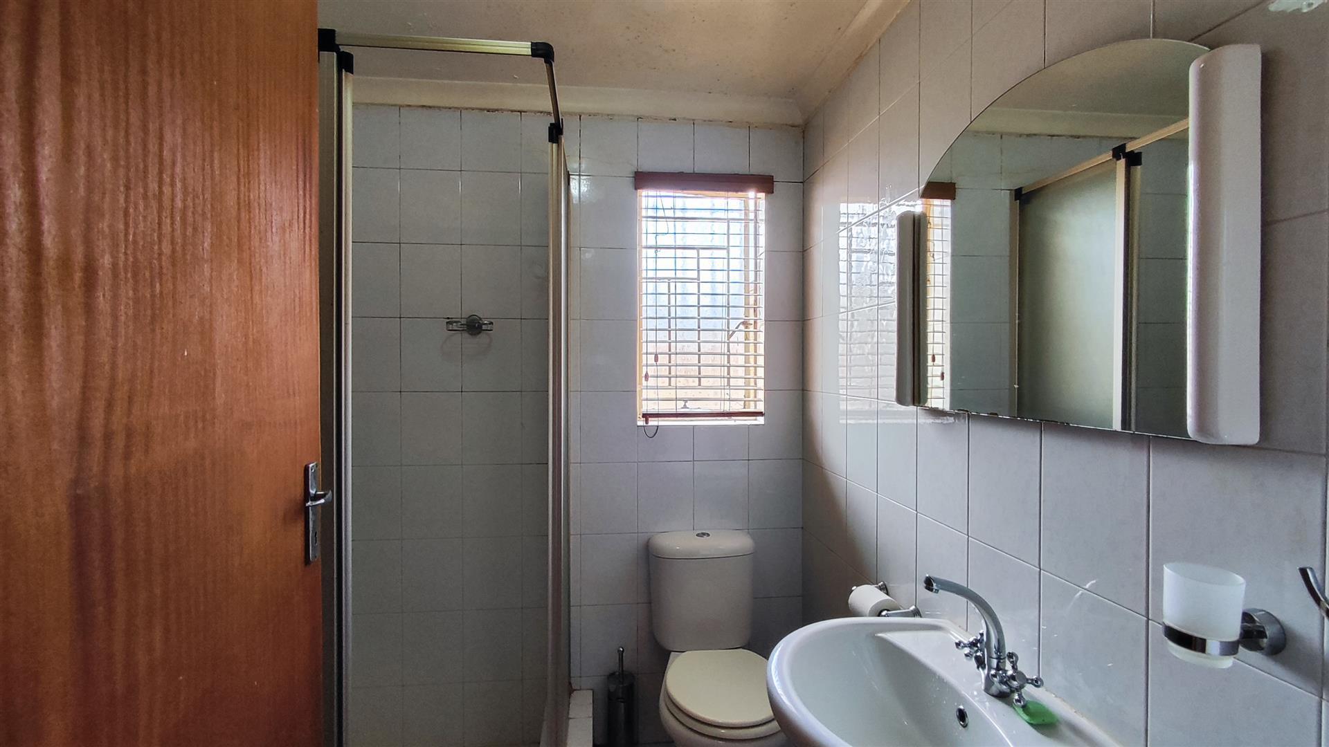 Bathroom 2 - 3 square meters of property in Edleen