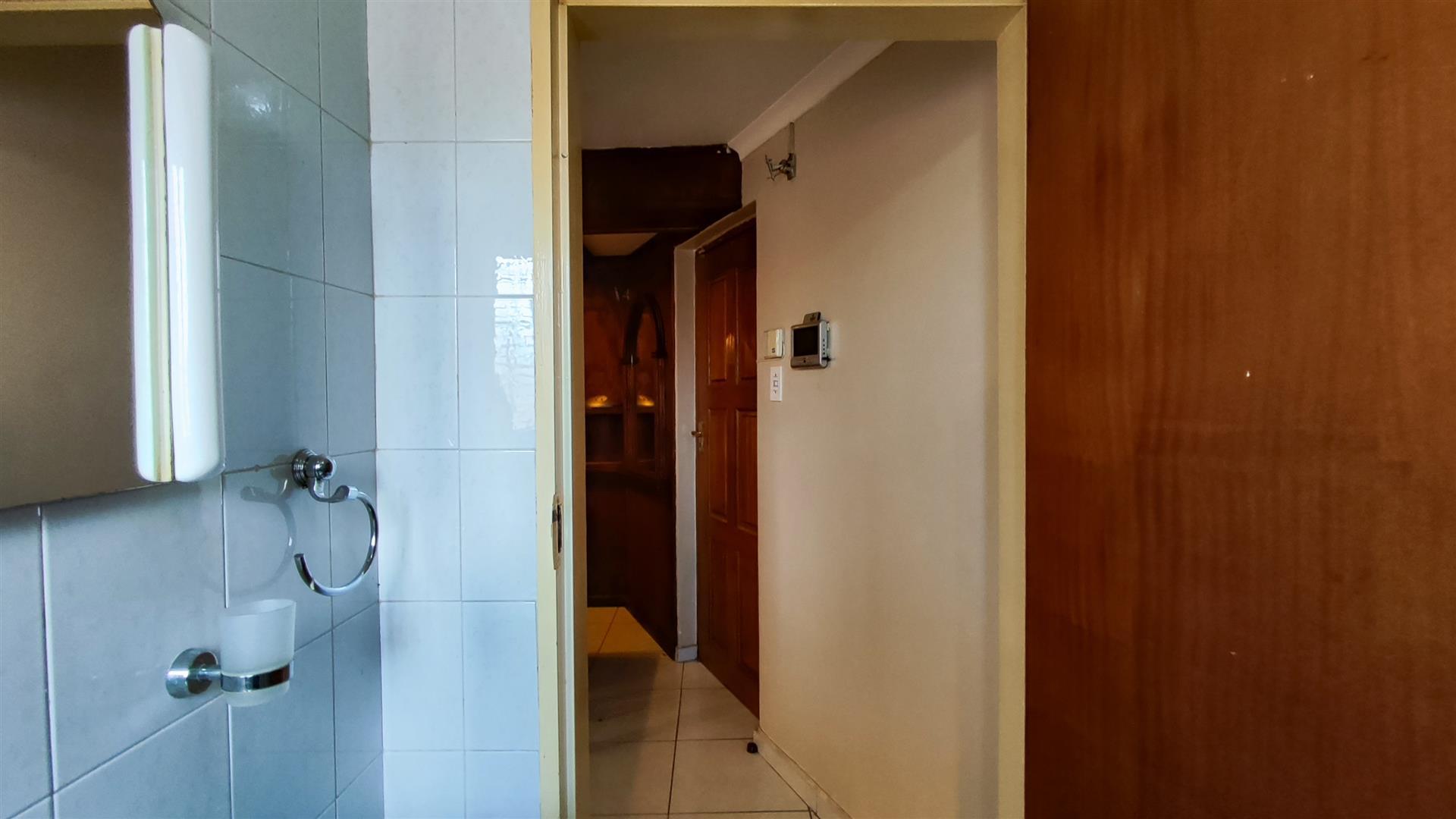 Bathroom 2 - 3 square meters of property in Edleen