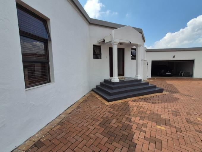 4 Bedroom House for Sale For Sale in Glenvista - MR699365