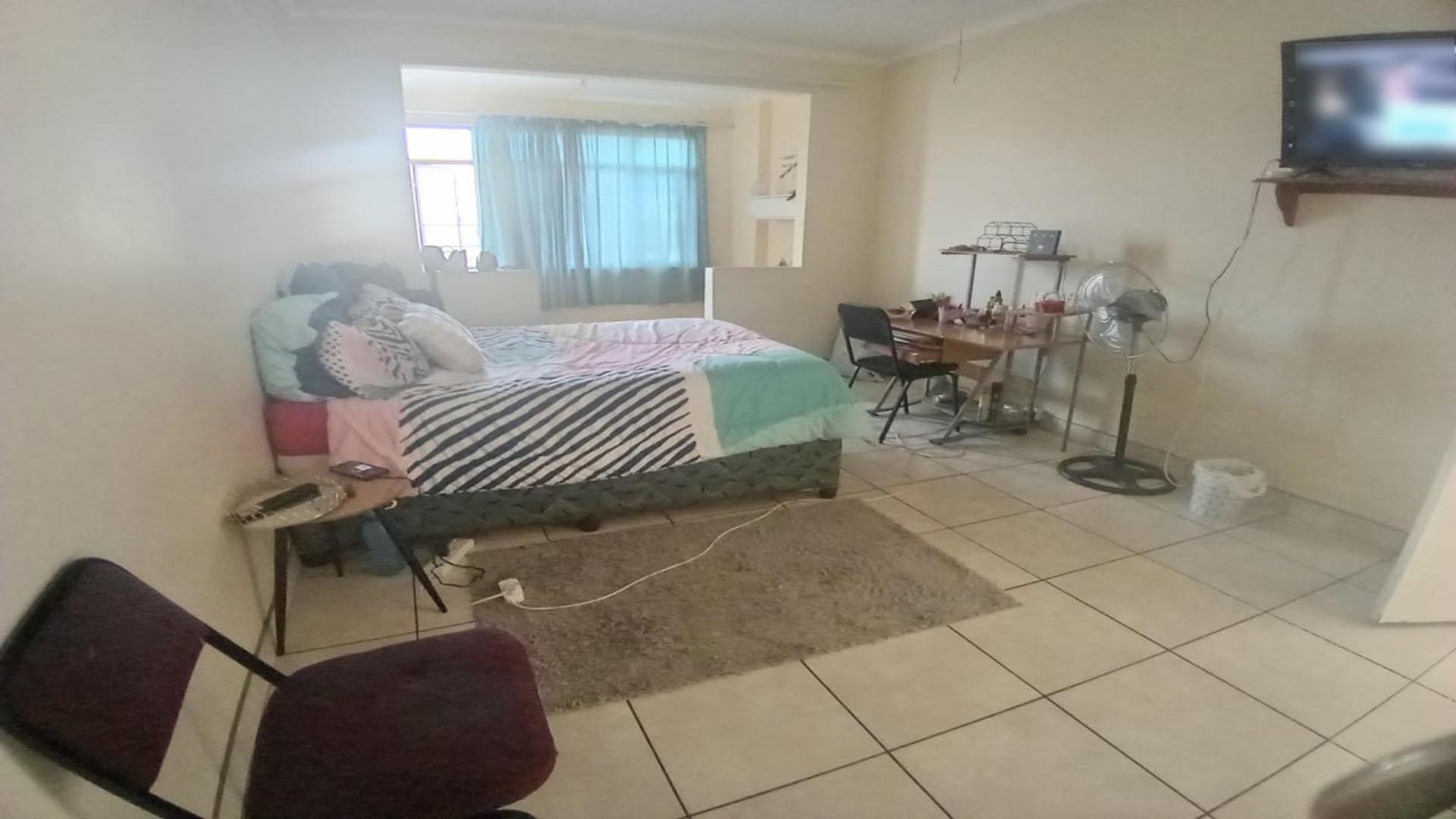 Bed Room 1 of property in Durban Central