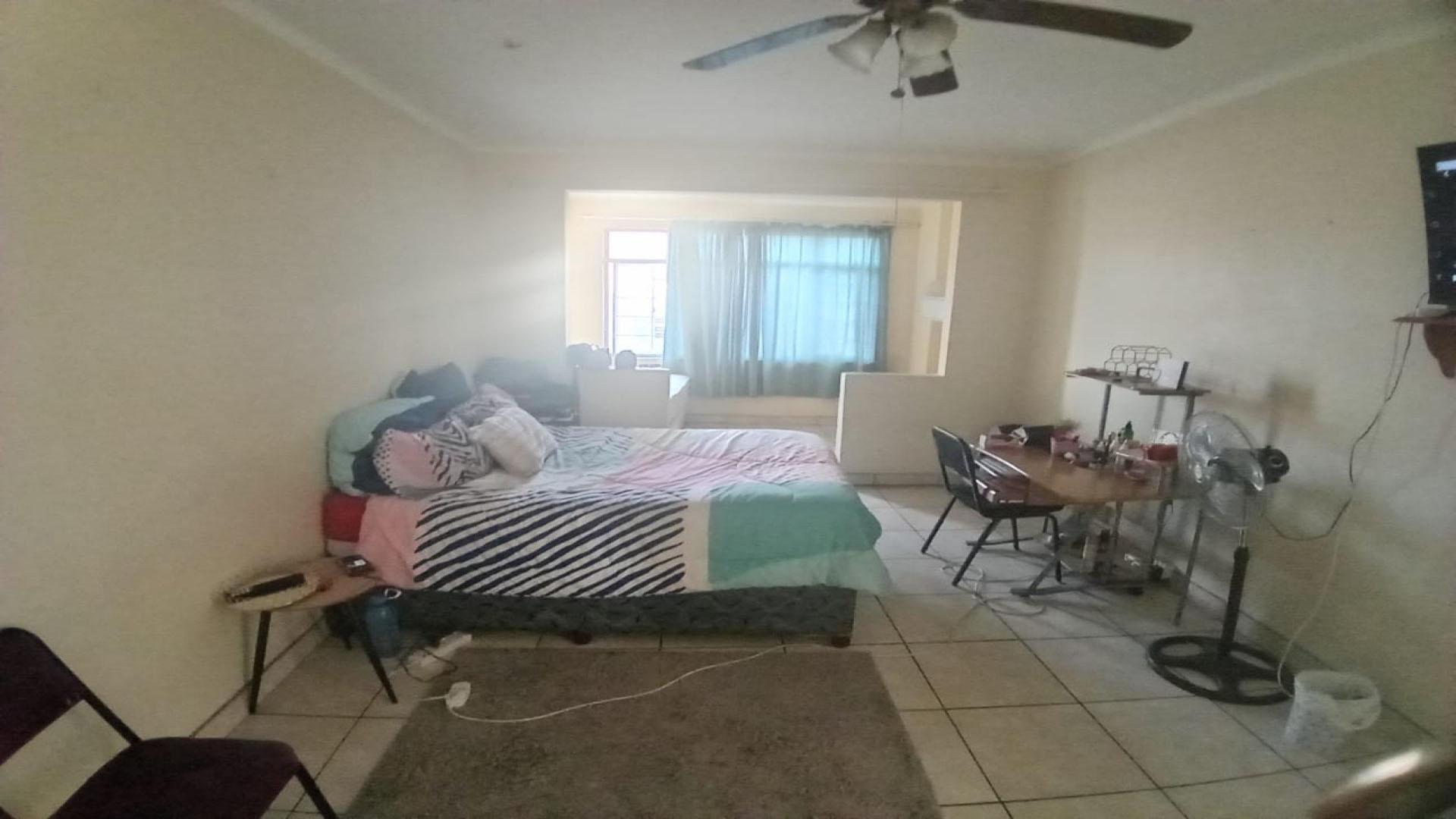 Bed Room 1 of property in Durban Central