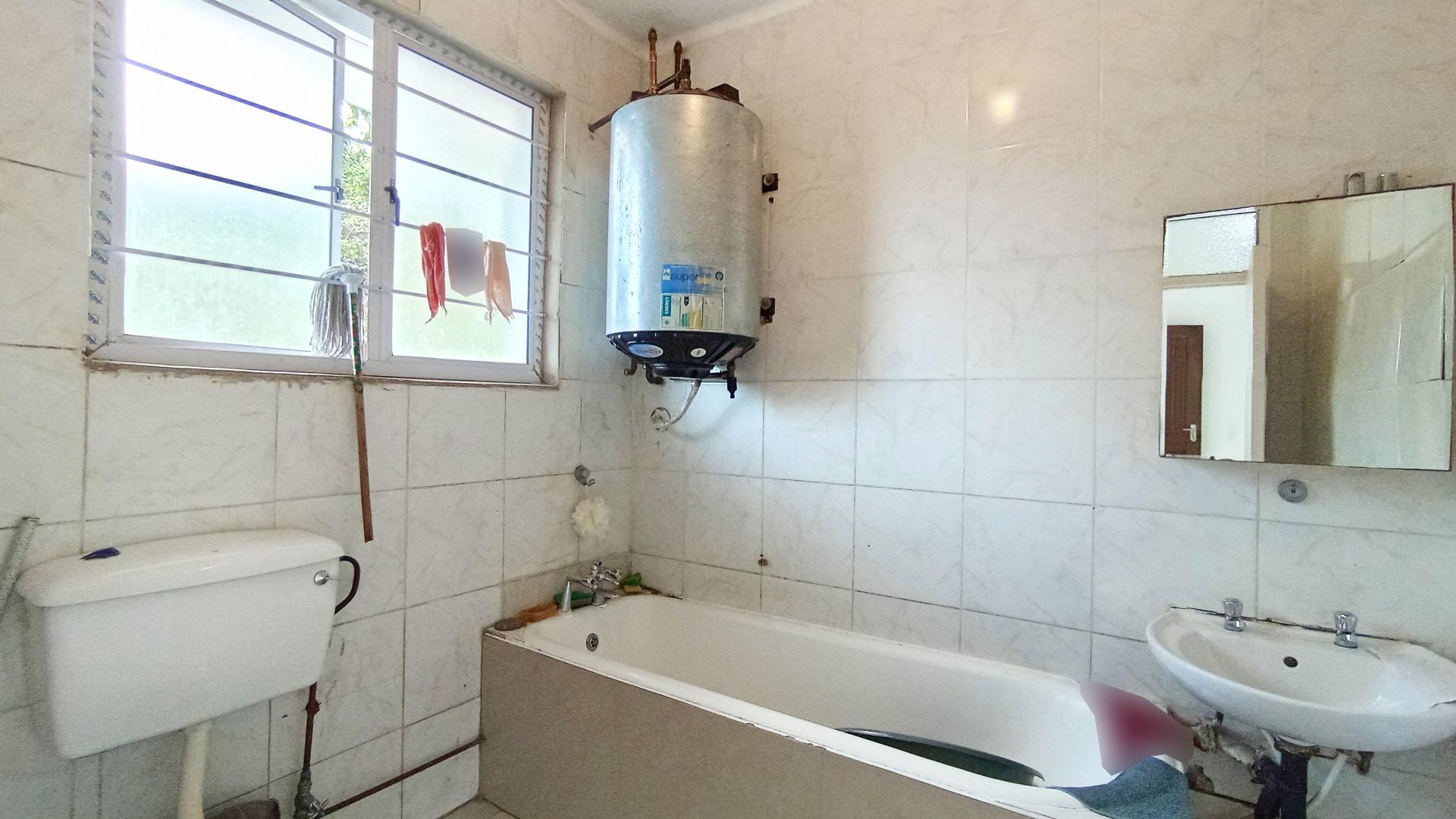 Bathroom 1 - 7 square meters of property in Durban Central