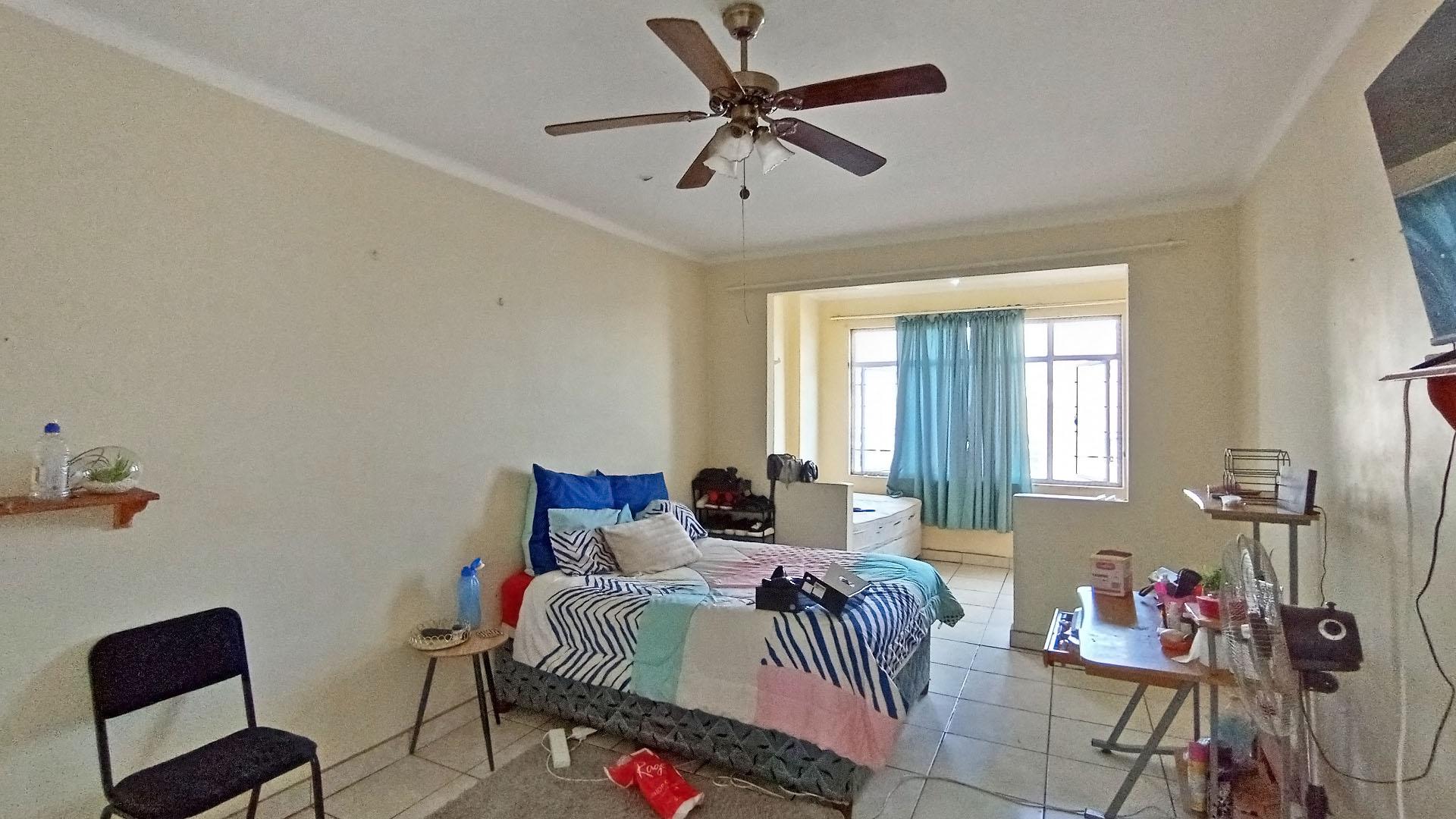 Bed Room 1 - 22 square meters of property in Durban Central