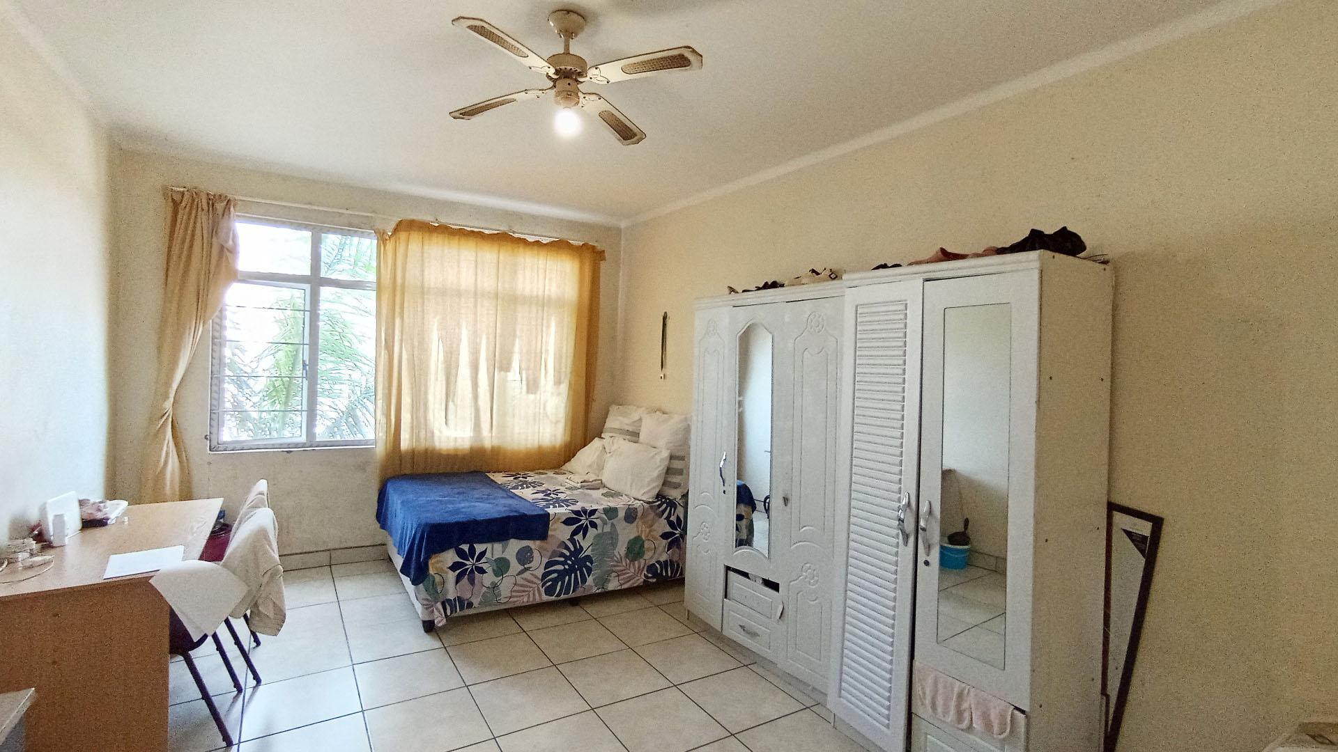 Bed Room 1 - 22 square meters of property in Durban Central