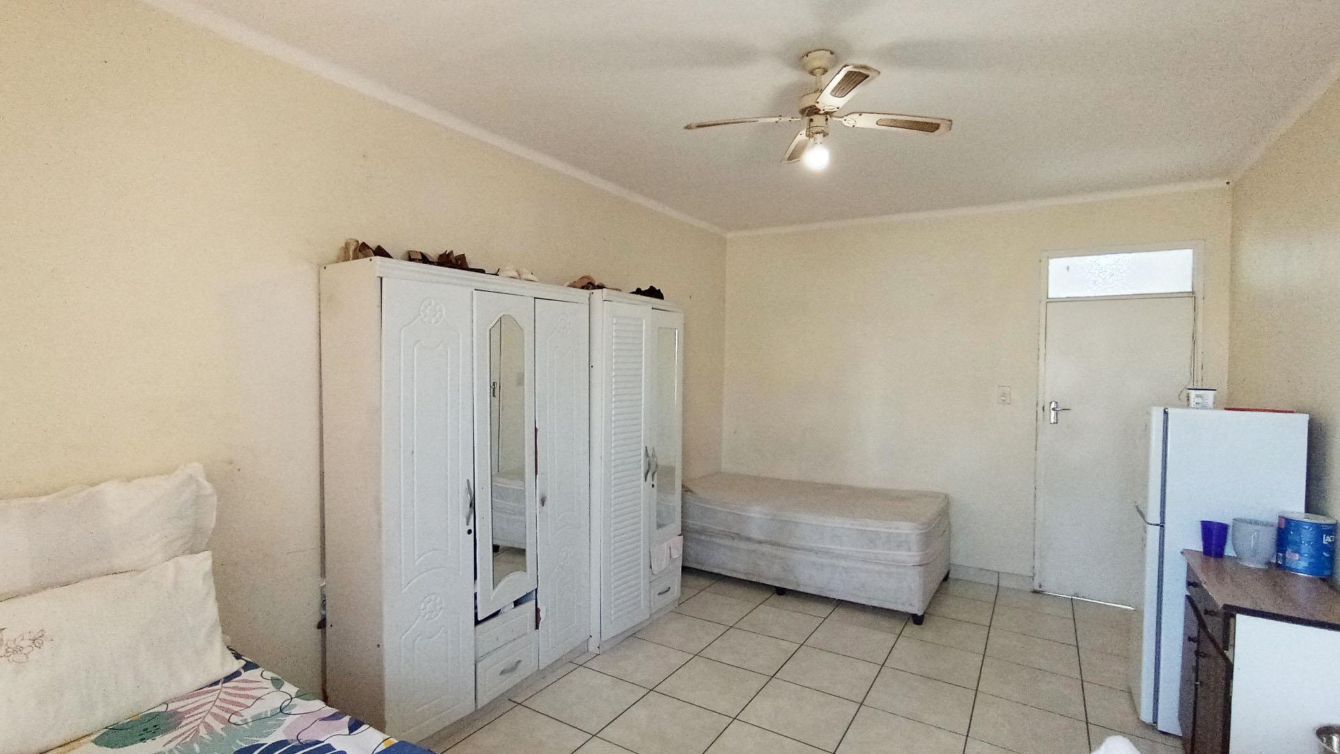 Bed Room 1 - 22 square meters of property in Durban Central