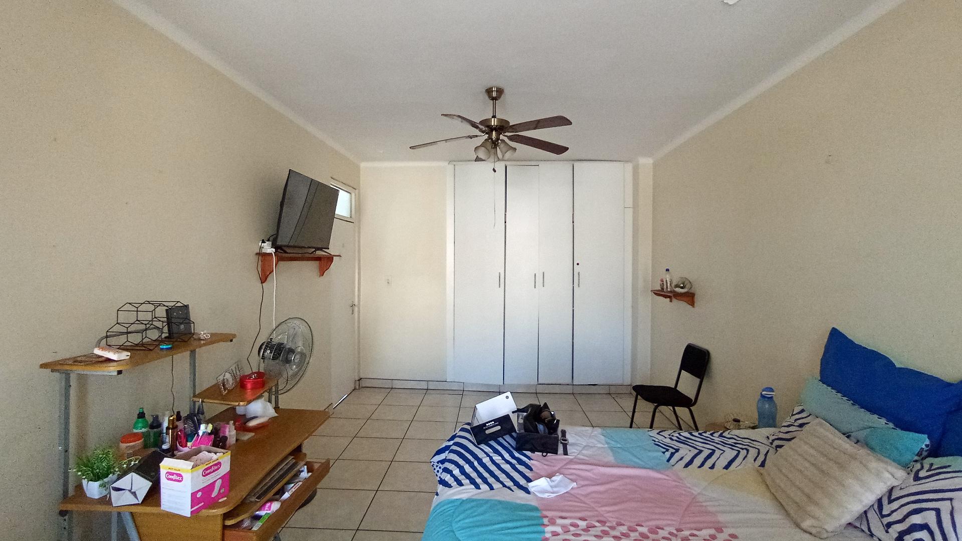 Bed Room 1 - 22 square meters of property in Durban Central