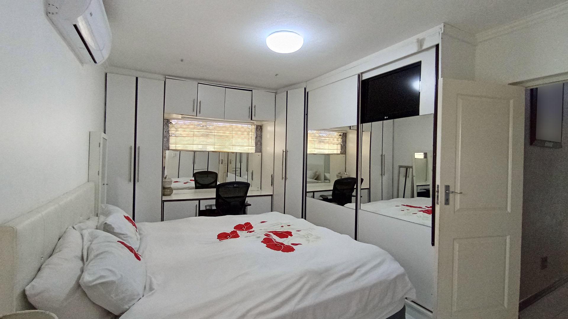 Main Bedroom - 18 square meters of property in Westbrook