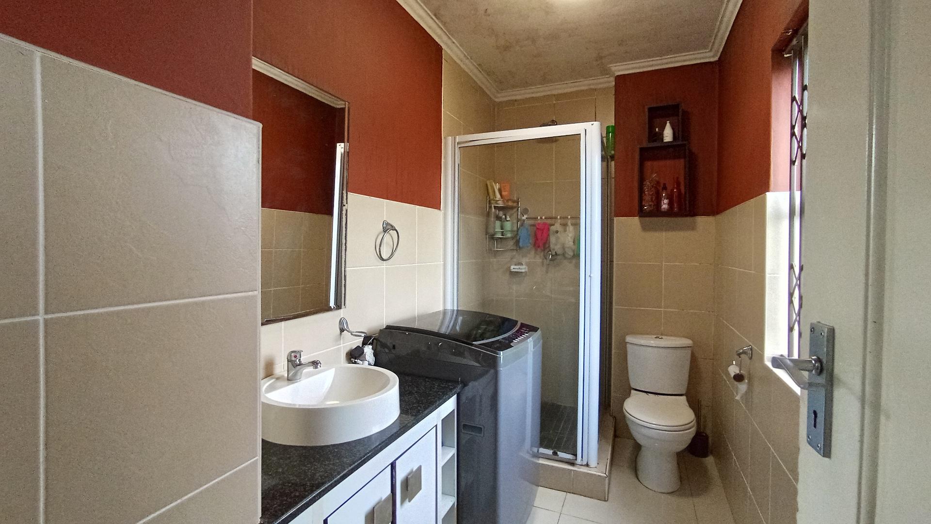 Main Bathroom - 6 square meters of property in Westbrook