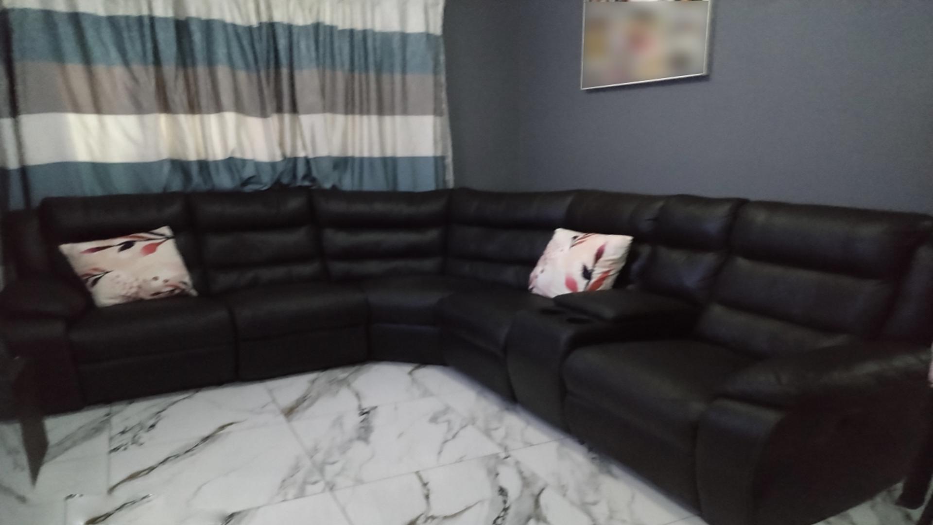 Lounges of property in Devland