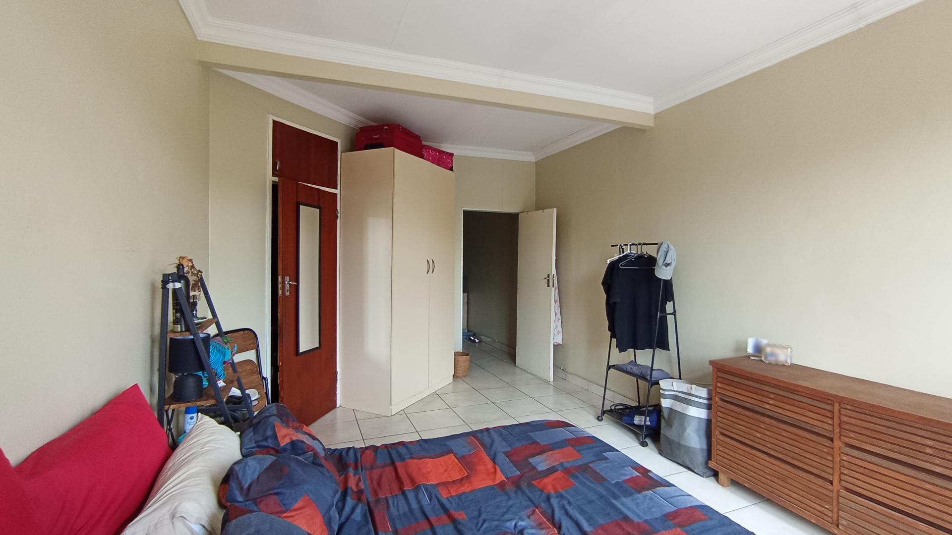 Bed Room 3 - 21 square meters of property in Eldoraigne