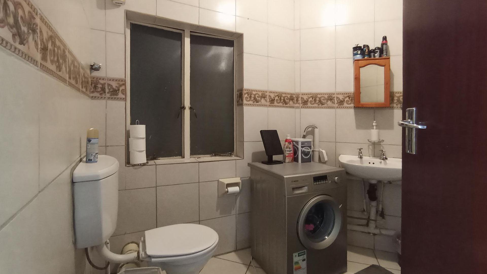 Bathroom 1 - 6 square meters of property in Eldoraigne
