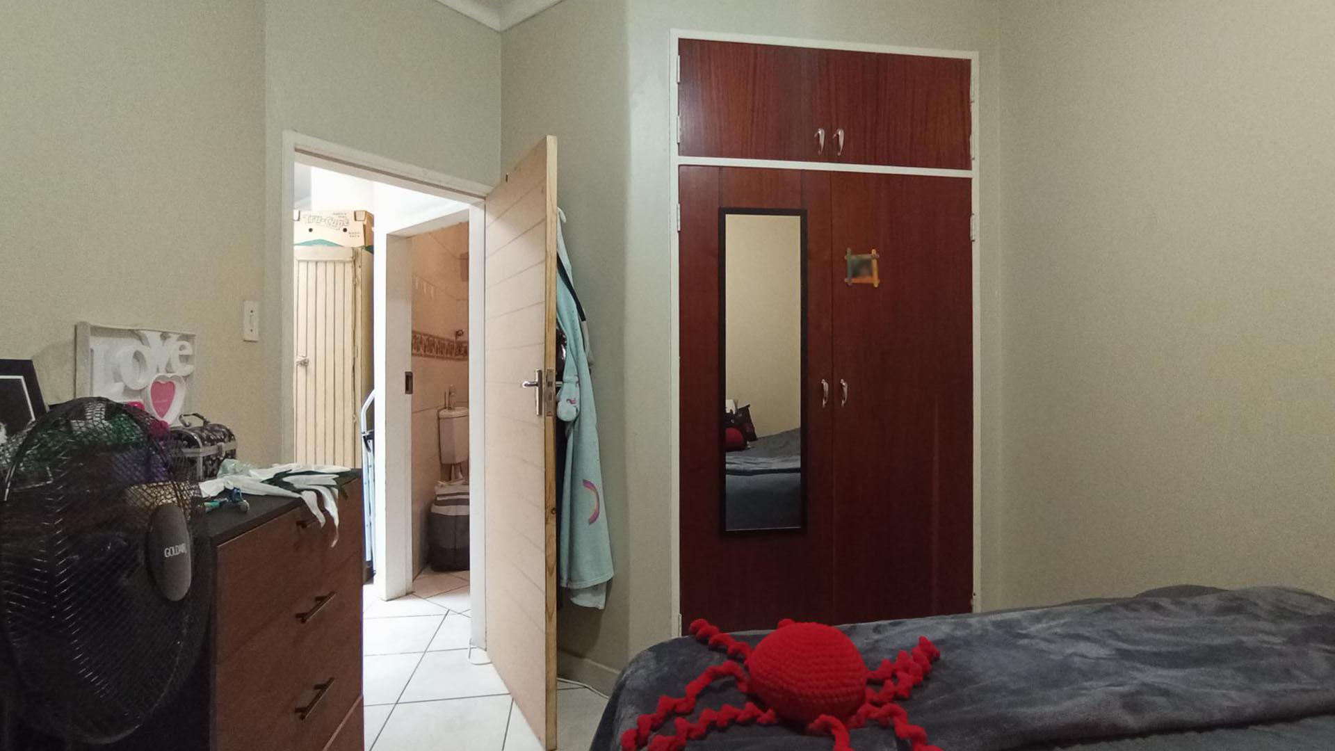 Bed Room 1 - 10 square meters of property in Eldoraigne
