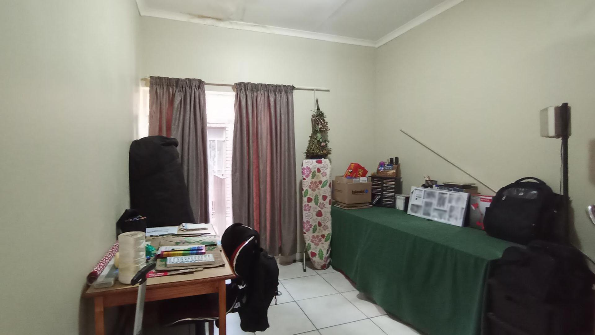 Bed Room 2 - 9 square meters of property in Eldoraigne