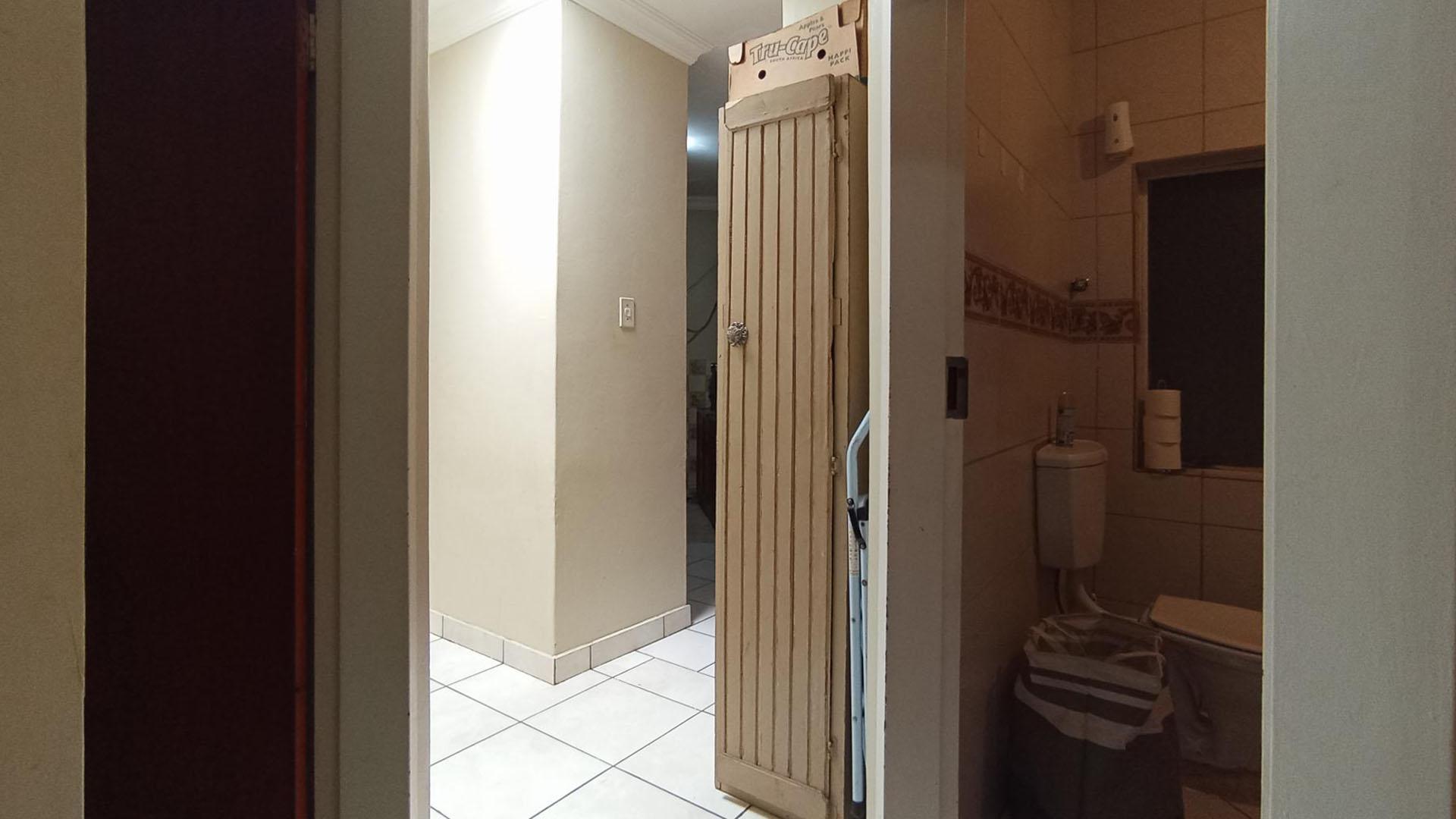 Spaces - 4 square meters of property in Eldoraigne