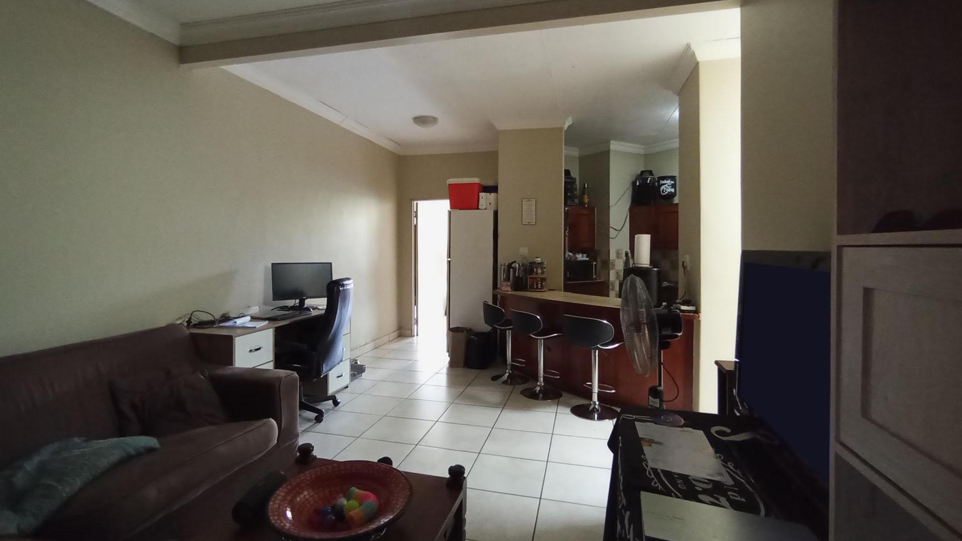 Lounges - 24 square meters of property in Eldoraigne