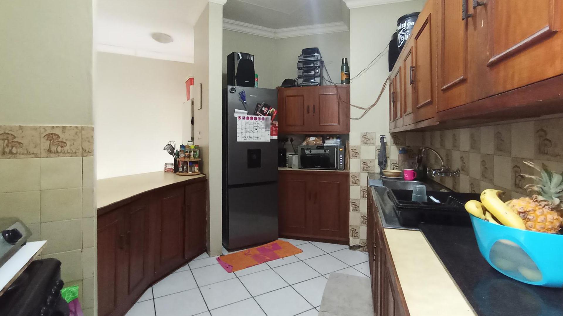 Kitchen - 10 square meters of property in Eldoraigne