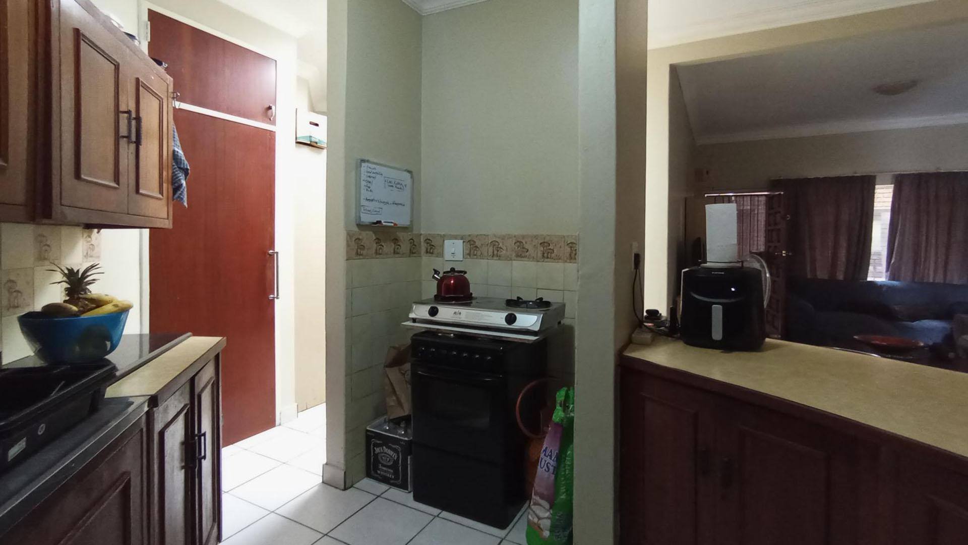 Kitchen - 10 square meters of property in Eldoraigne