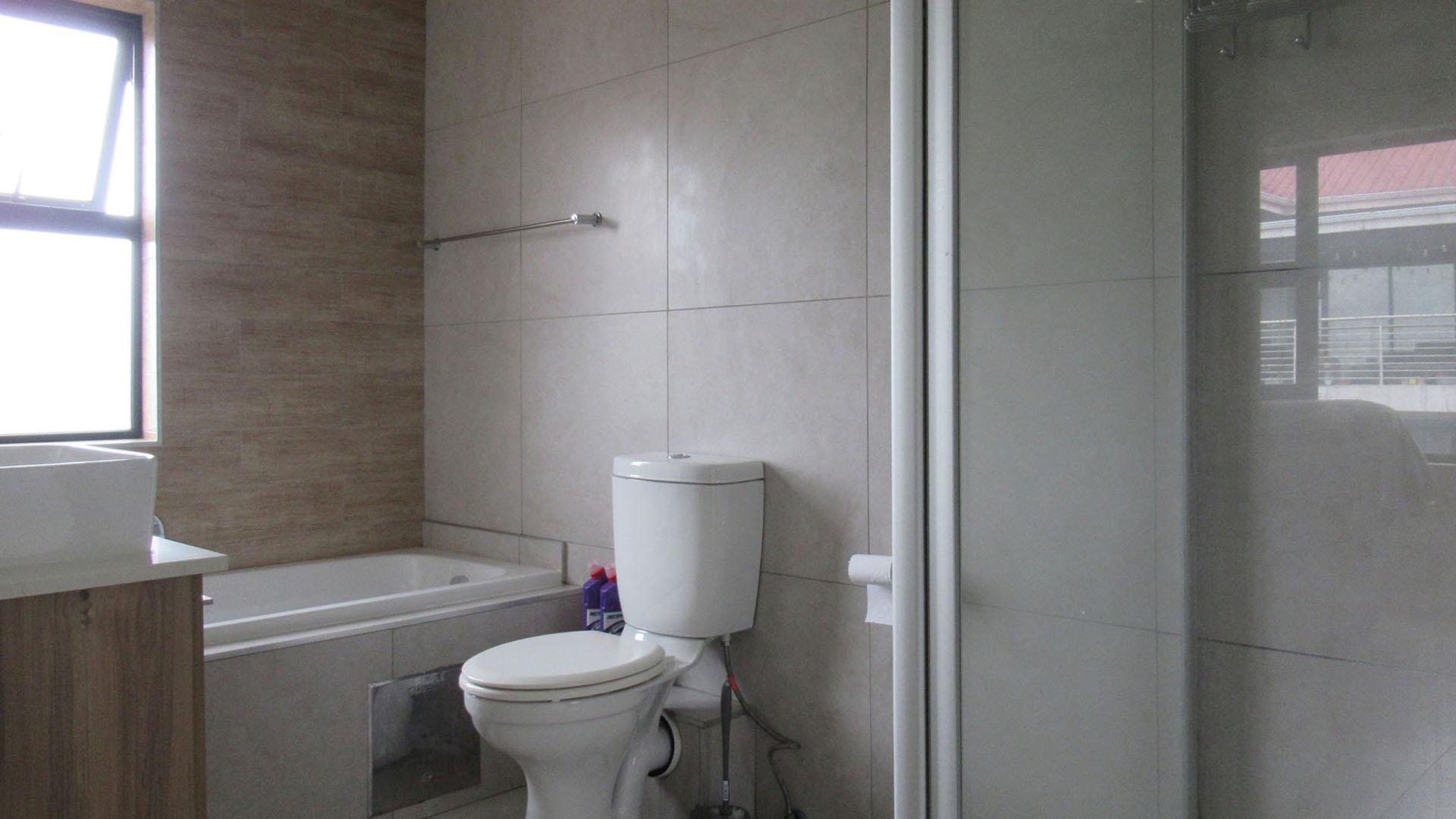 Bathroom 1 - 6 square meters of property in Westlake View
