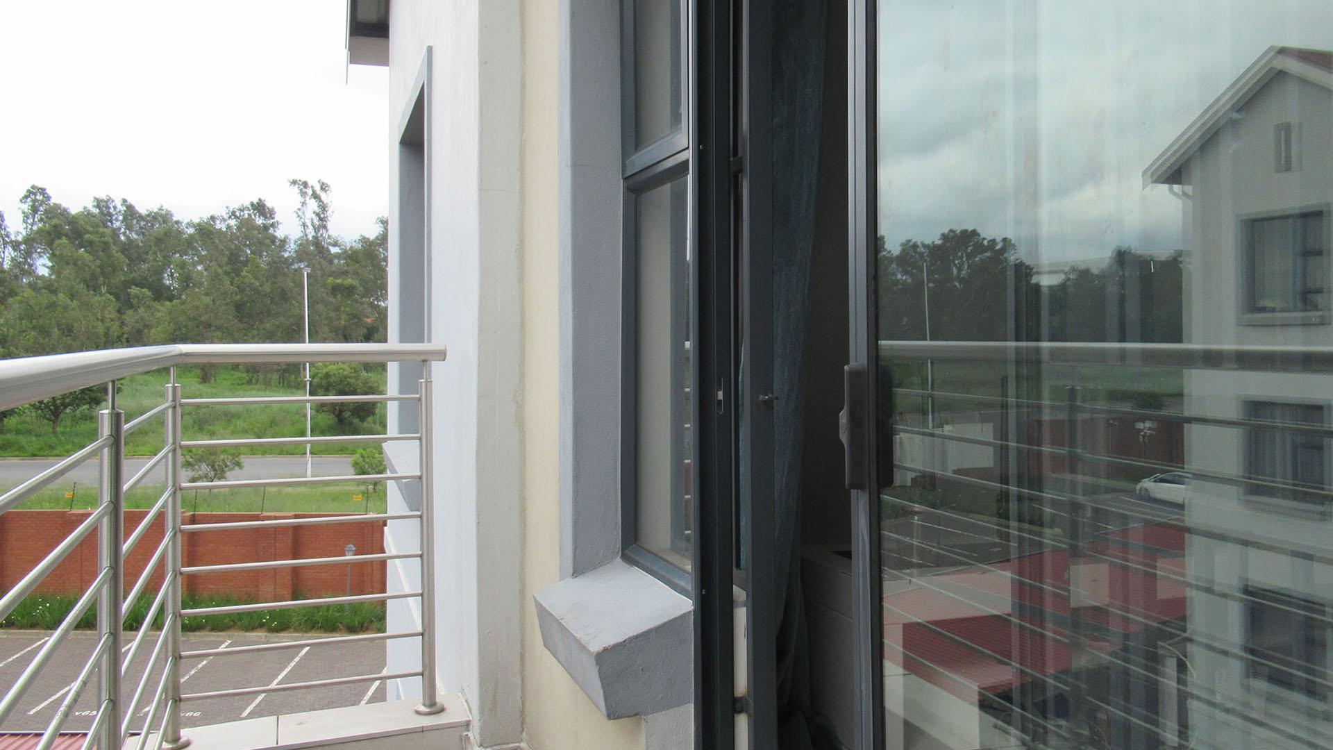 Balcony - 4 square meters of property in Westlake View