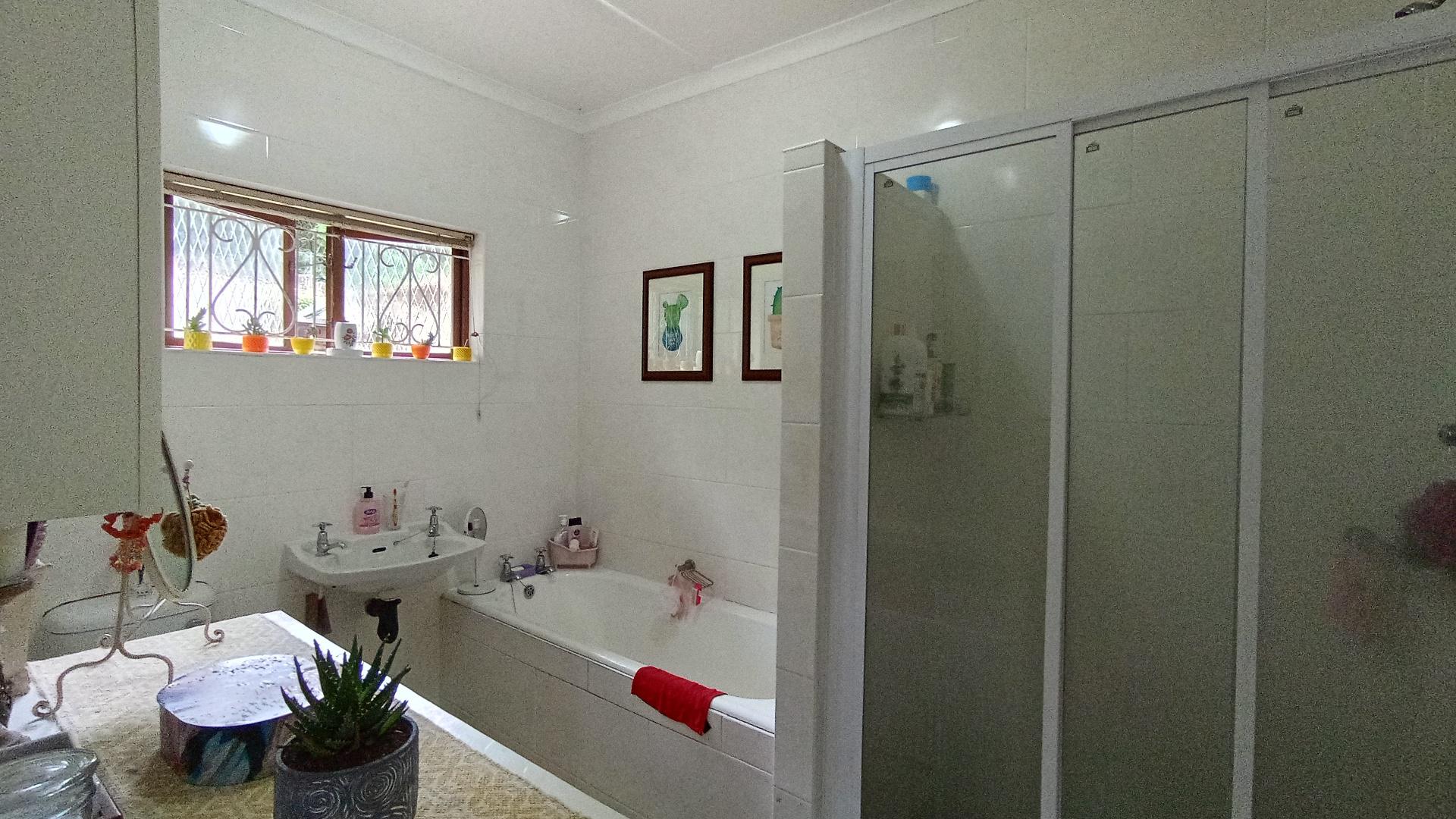Bathroom 1 - 13 square meters of property in Warner Beach