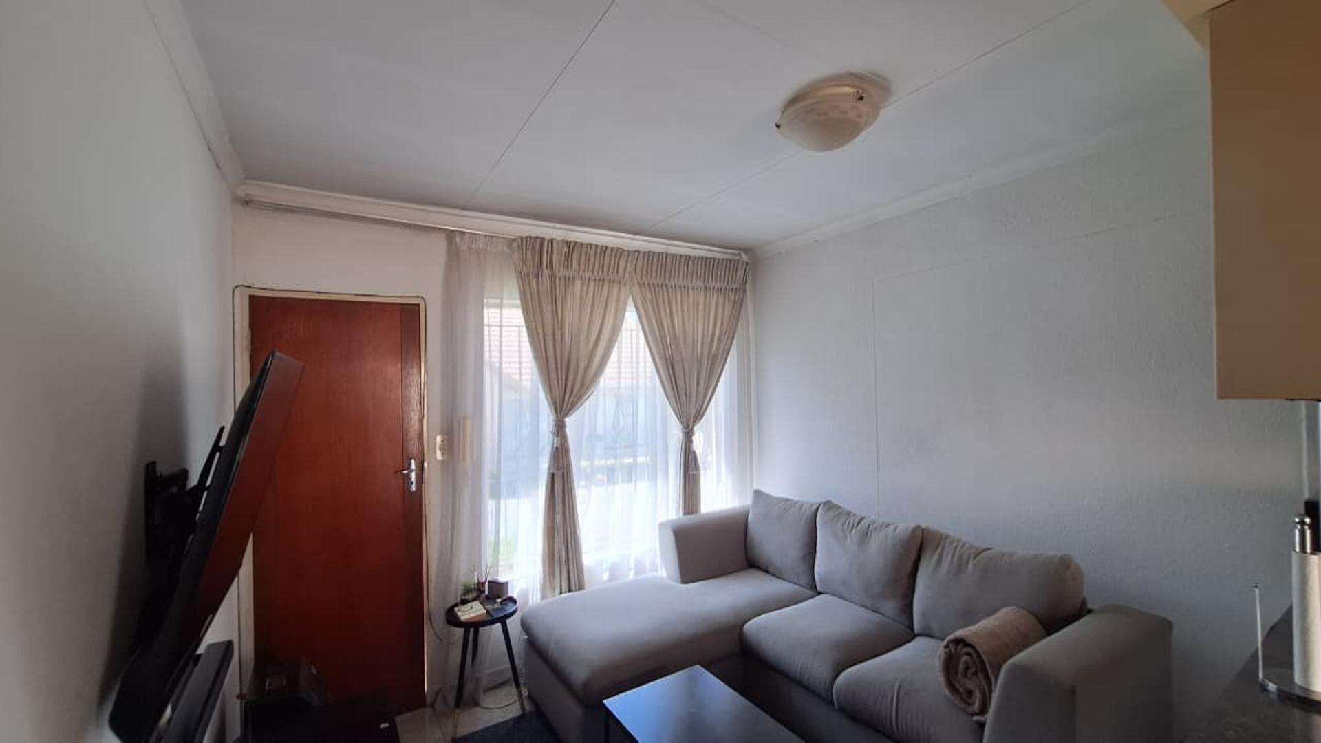 Lounges - 13 square meters of property in Kew